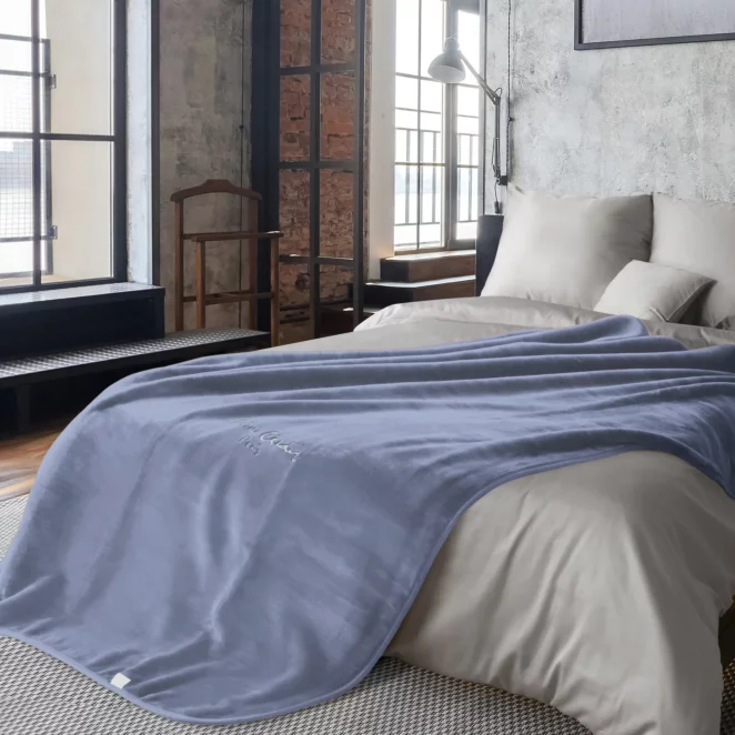 Koc  160x220 cm niebieski o wysokiej gramaturze z haftowanym logo CLARA PIERRE CARDIN Eurofirany