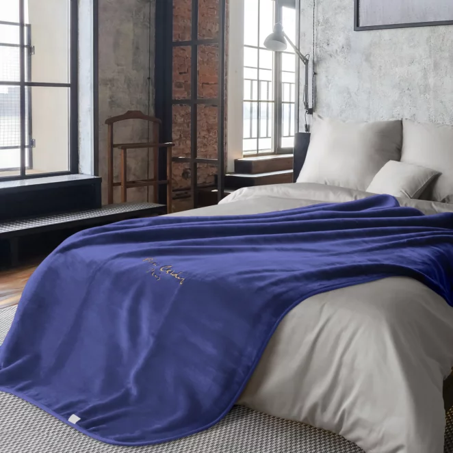 Koc  160x220 cm granatowy o wysokiej gramaturze z haftowanym logo CLARA PIERRE CARDIN Eurofirany