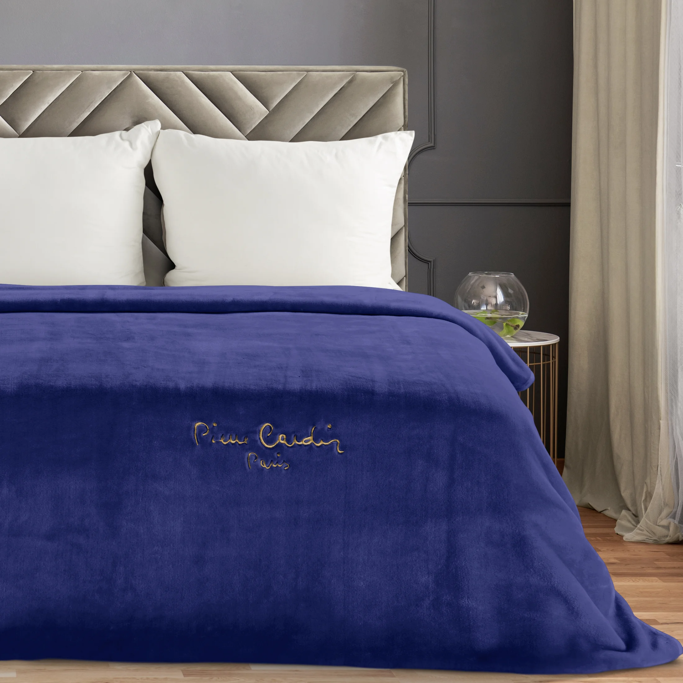 Koc 220x240 cm granatowy o wysokiej gramaturze z haftowanym logo CLARA PIERRE CARDIN Eurofirany