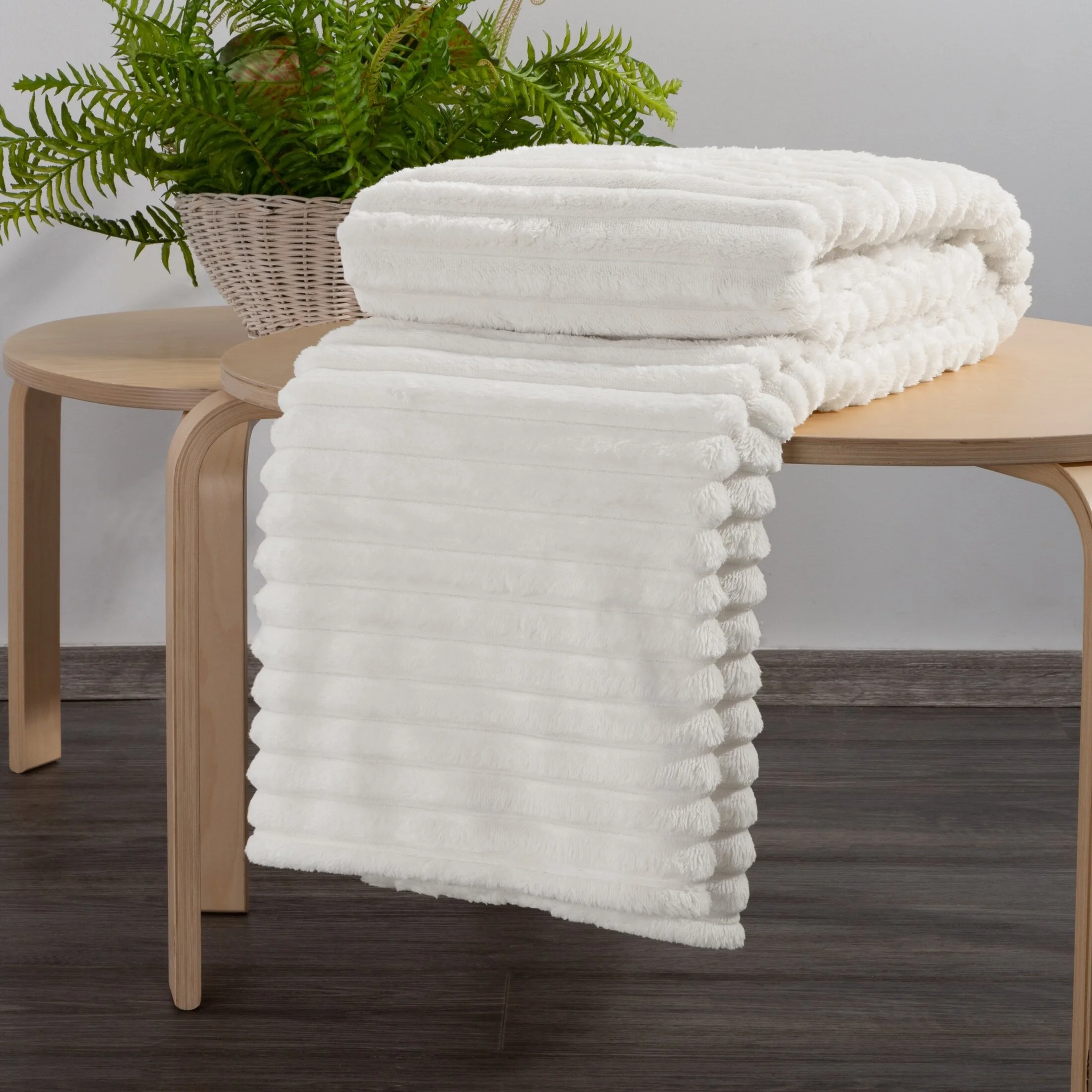 Koc flano 150x200 cm biały zdobiony wytłaczanym wzorem z efektem 3D SOFT DESIGN 91 Eurofirany
