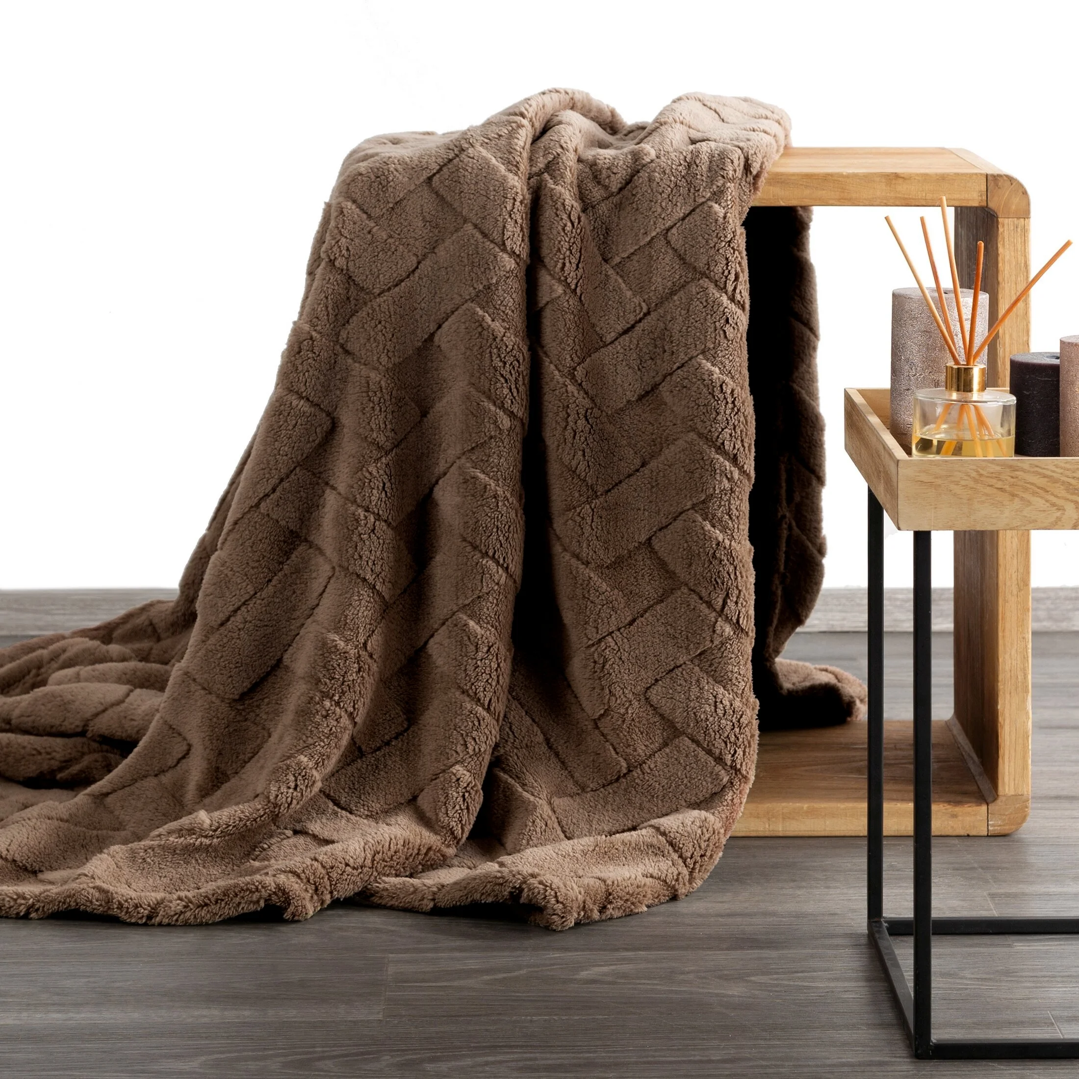 Koc flano 150x200 cm ciemnobrązowy zdobiony wytłaczanym wzorem CARO DESIGN 91 Eurofirany
