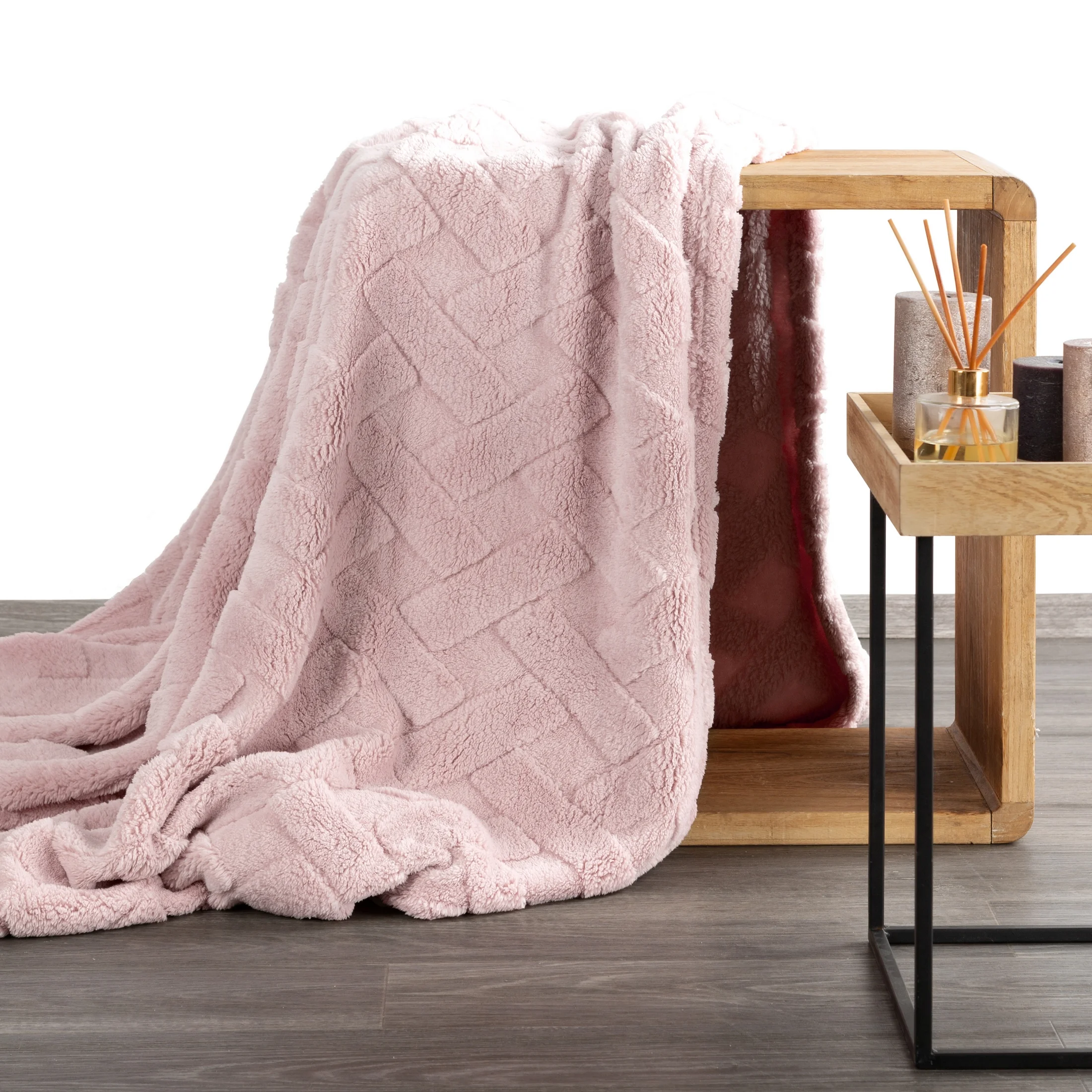 Koc flano 150x200 cm różowy zdobiony wytłaczanym wzorem CARO DESIGN 91 Eurofirany