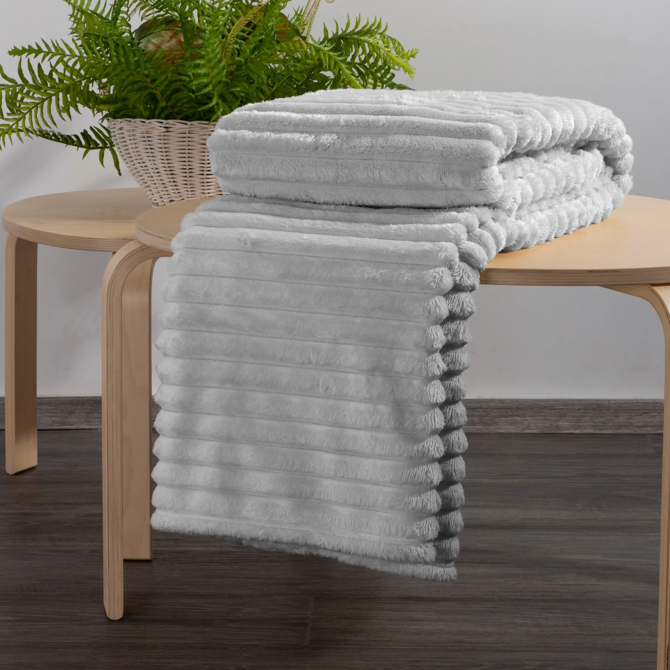 Koc flano 150x200 cm srebrny zdobiony wytłaczanym wzorem z efektem 3D SOFT DESIGN 91 Eurofirany