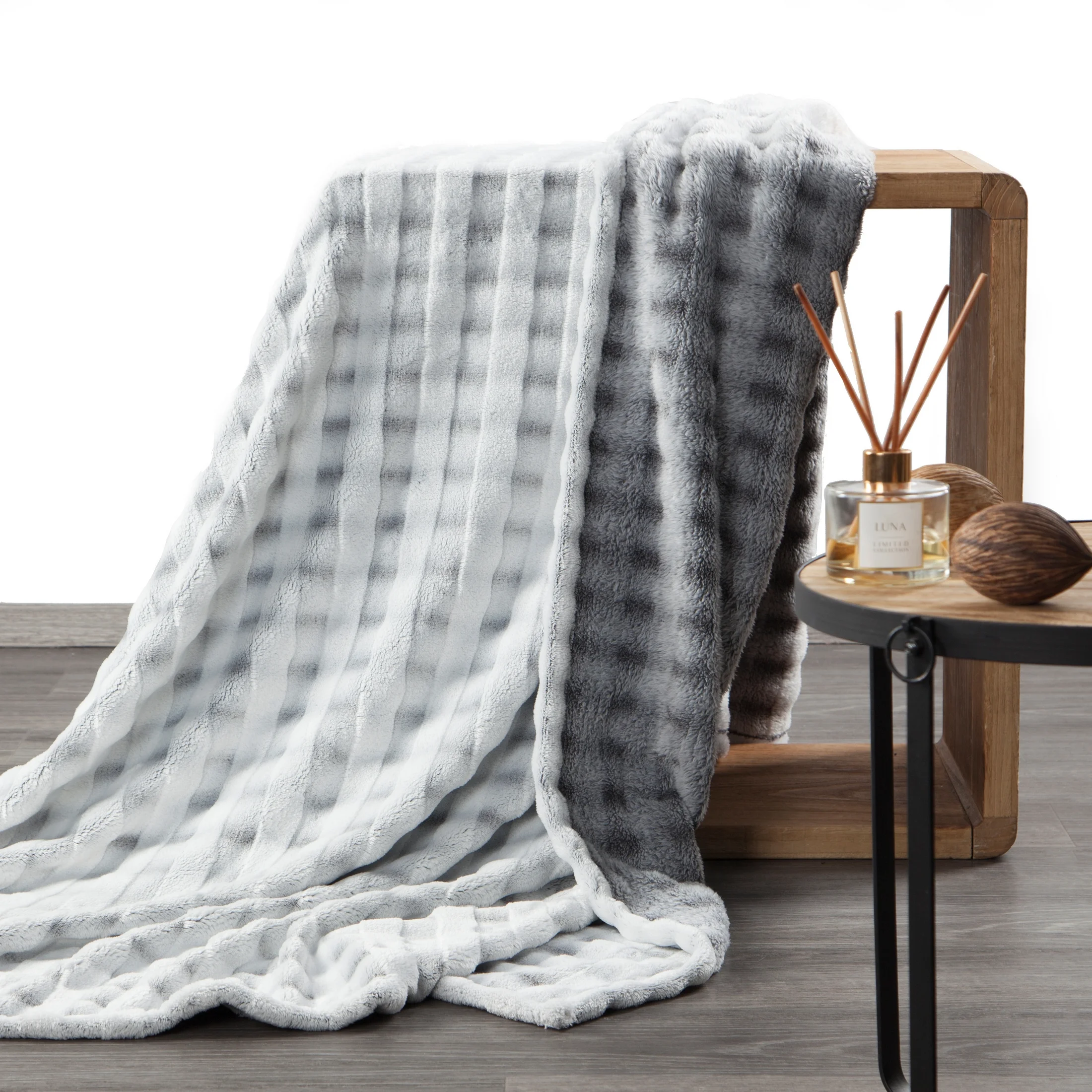 Koc flano 150x200 cm stalowy zdobiony wytłaczanym 3D wzorem kostki KOSTKA design 91 Eurofirany