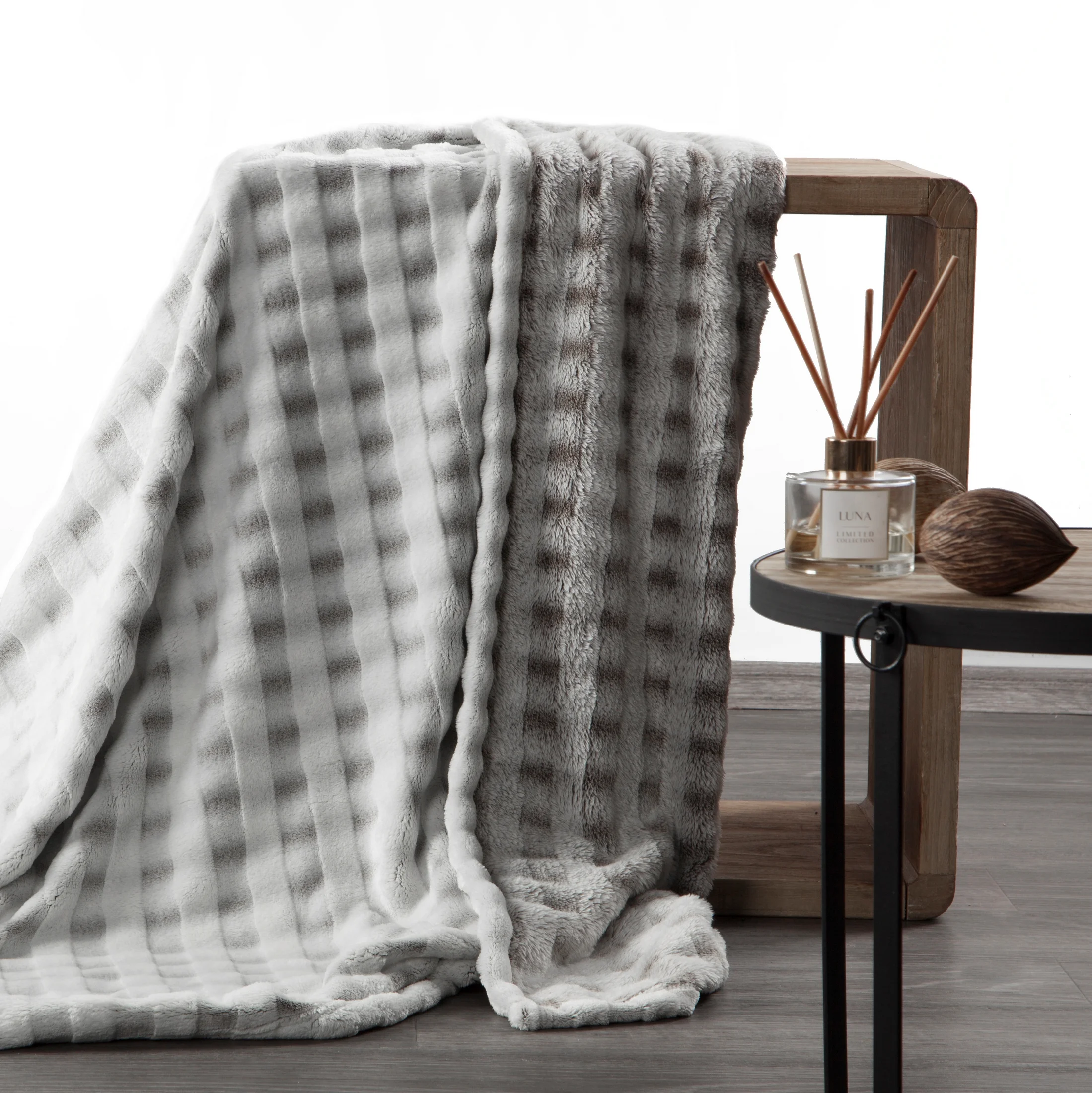 Koc flano 170x210 cm beżowy zdobiony wytłaczanym 3D wzorem kostki KOSTKA design 91 Eurofirany