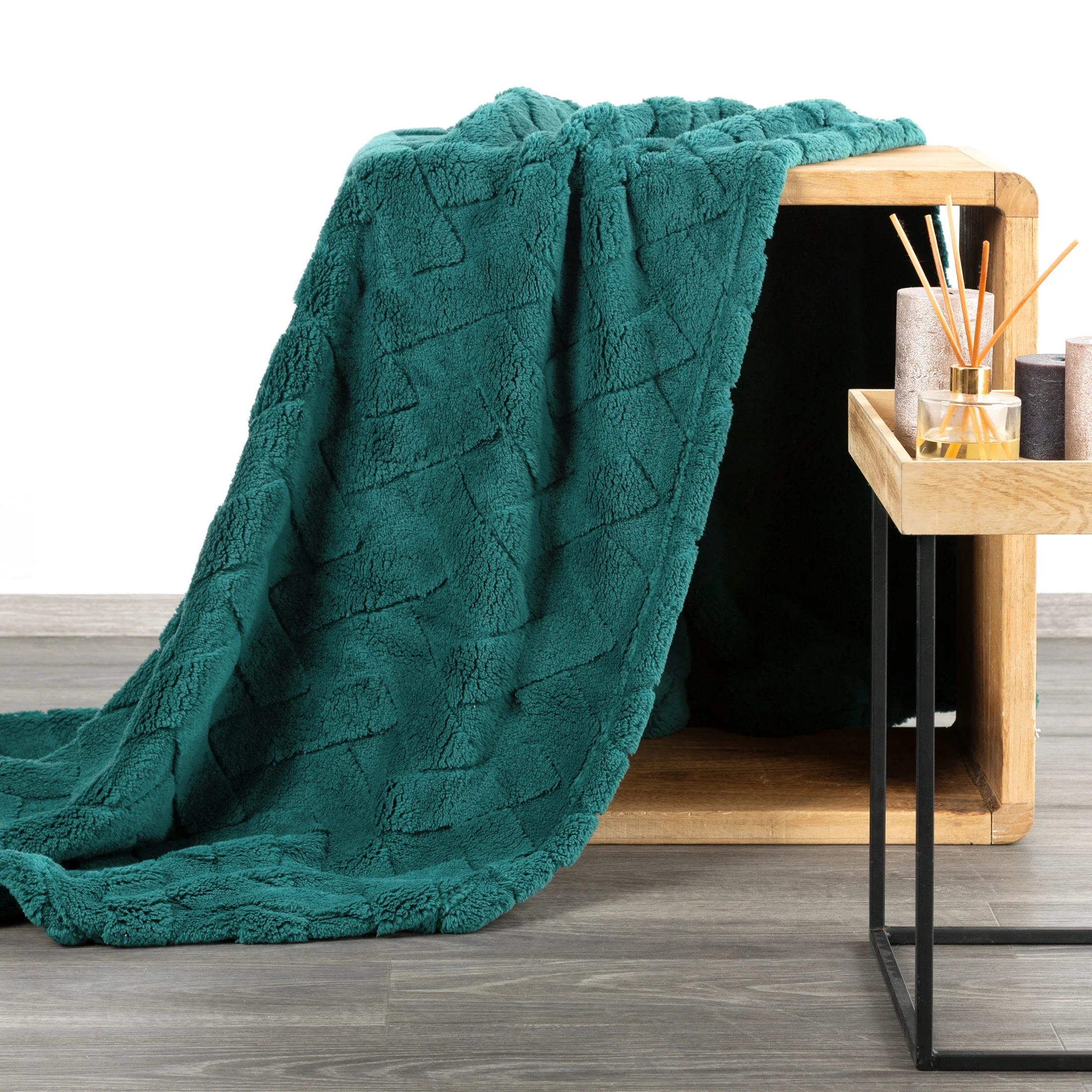 Koc flano 170x210 cm ciemnozielony zdobiony wytłaczanym wzorem CARO DESIGN 91 Eurofirany