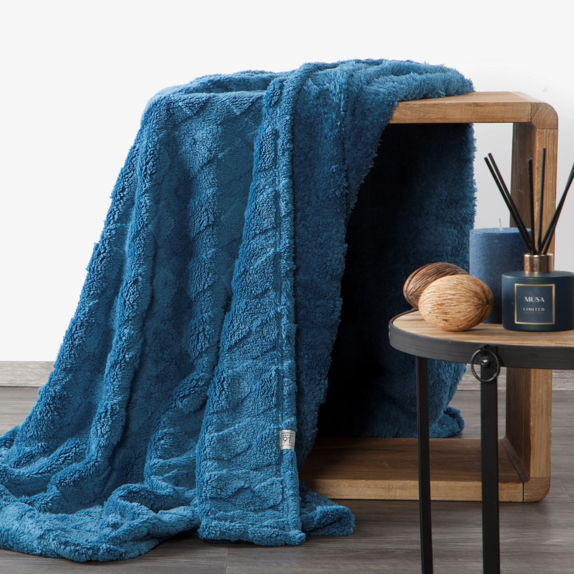 Koc flano 170x210 cm granatowy zdobiony wytłaczanym 3D wzorem NANCY design 91 Eurofirany