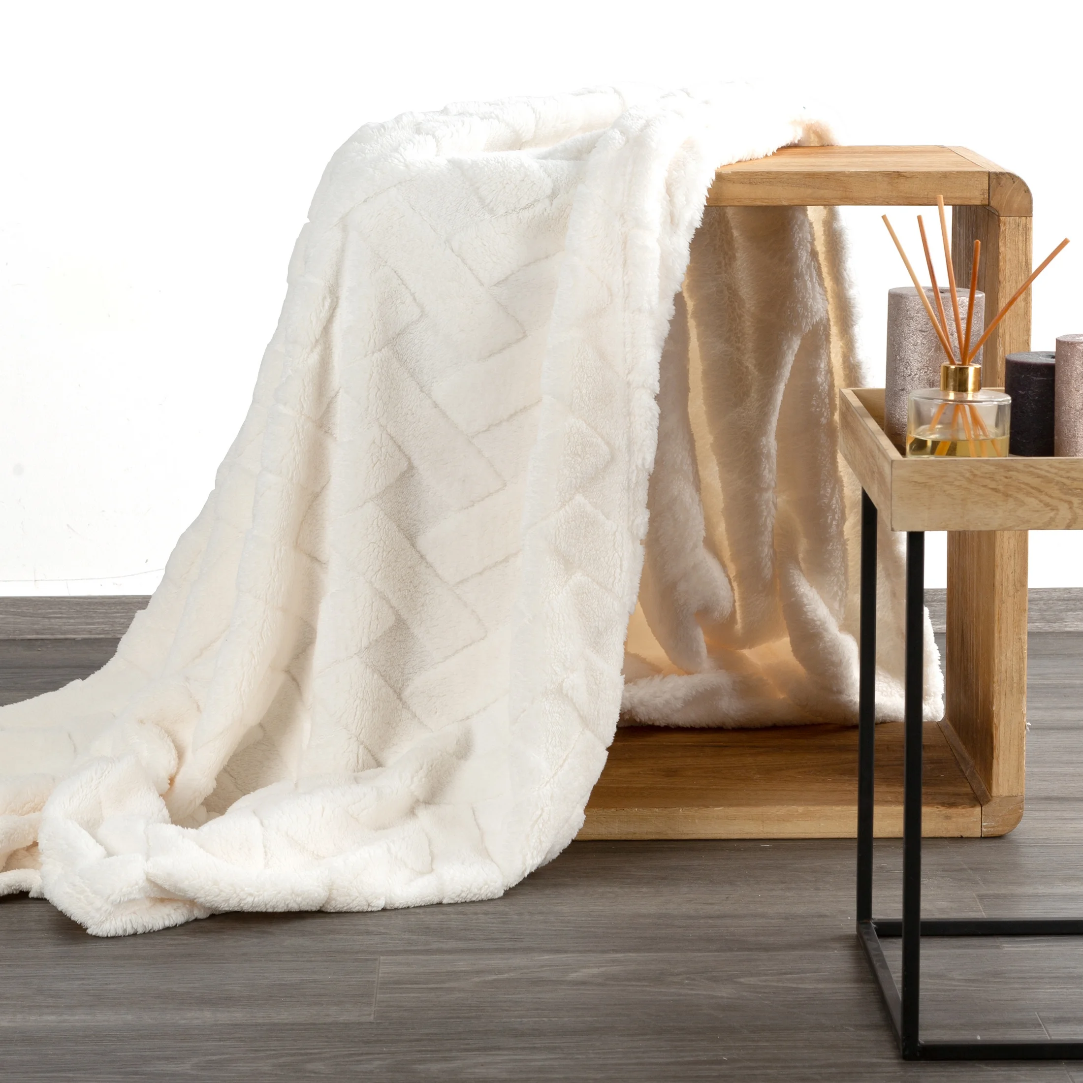 Koc flano 170x210 cm kremowy zdobiony wytłaczanym wzorem CARO DESIGN 91 Eurofirany