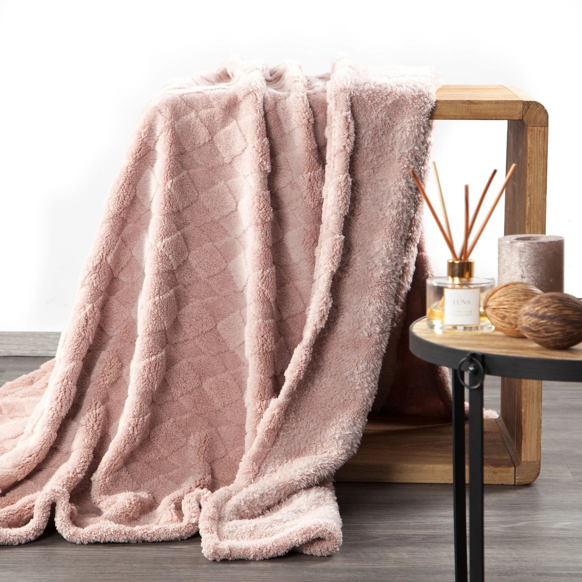 Koc flano 170x210 cm pudrowy zdobiony wytłaczanym 3D wzorem NANCY design 91 Eurofirany