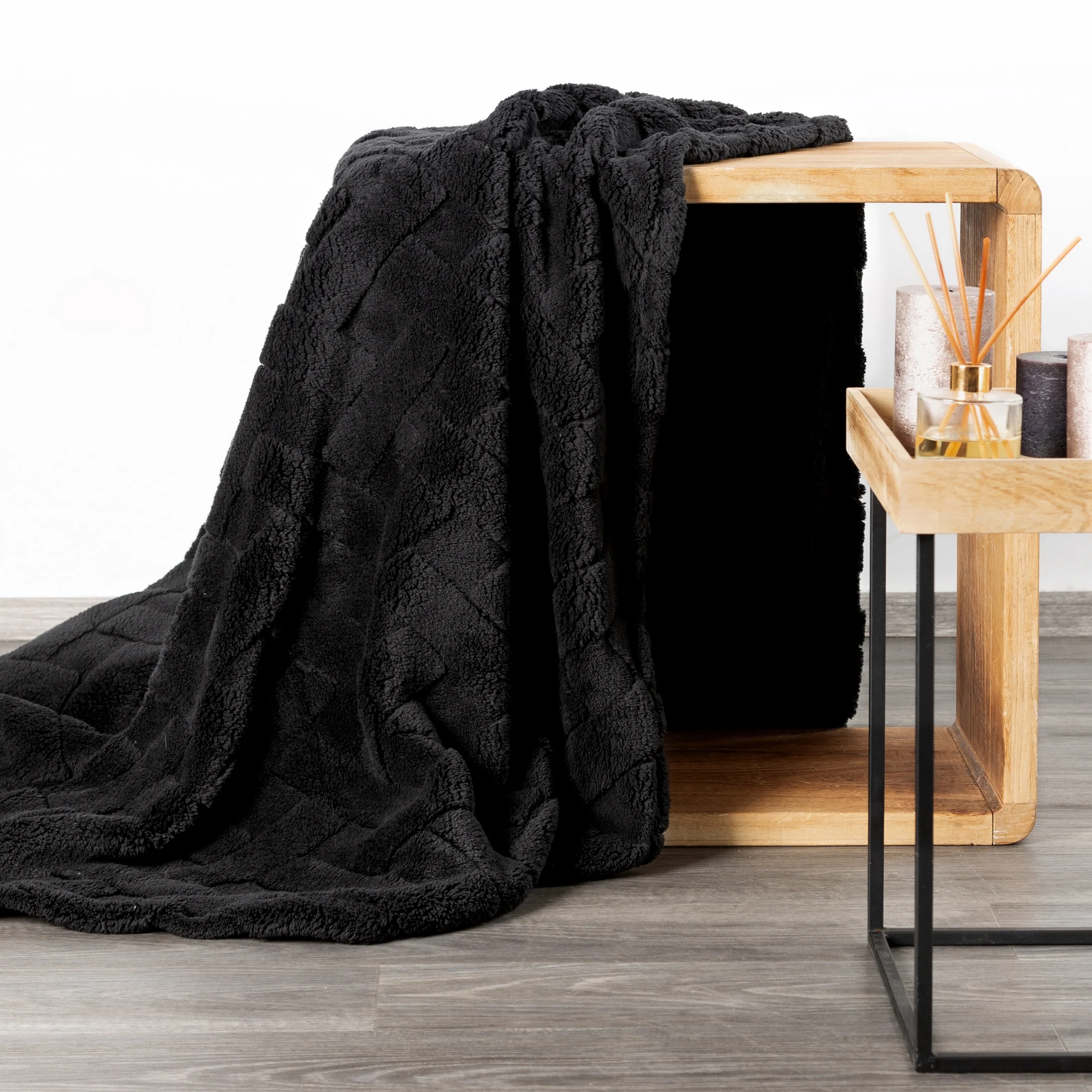 Koc flano 200x220 cm czarny zdobiony wytłaczanym wzorem CARO DESIGN 91 Eurofirany