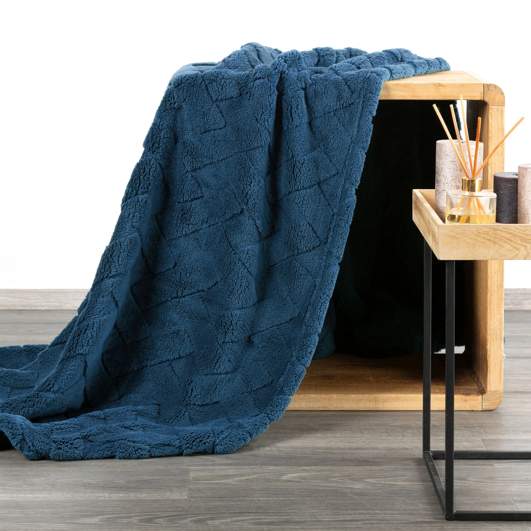Koc flano 200x220 cm granatowy zdobiony wytłaczanym wzorem CARO DESIGN 91 Eurofirany