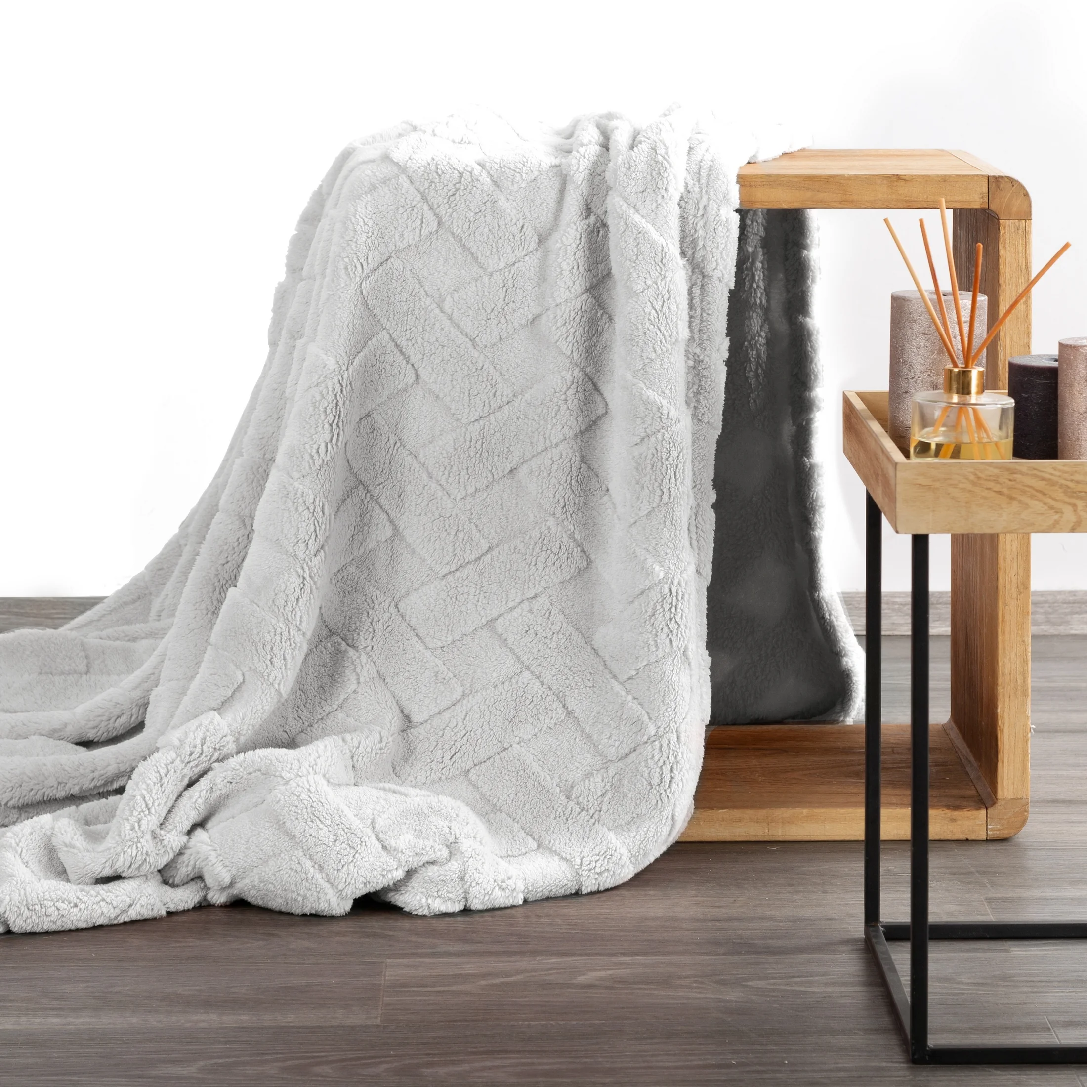 Koc flano 200x220 cm srebrny zdobiony wytłaczanym wzorem CARO DESIGN 91 Eurofirany