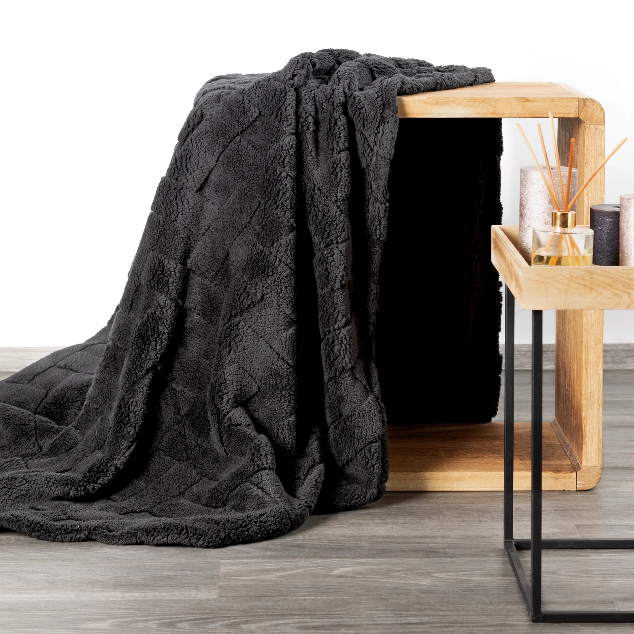 Koc flano 200x220 cm stalowy zdobiony wytłaczanym wzorem CARO DESIGN 91 Eurofirany