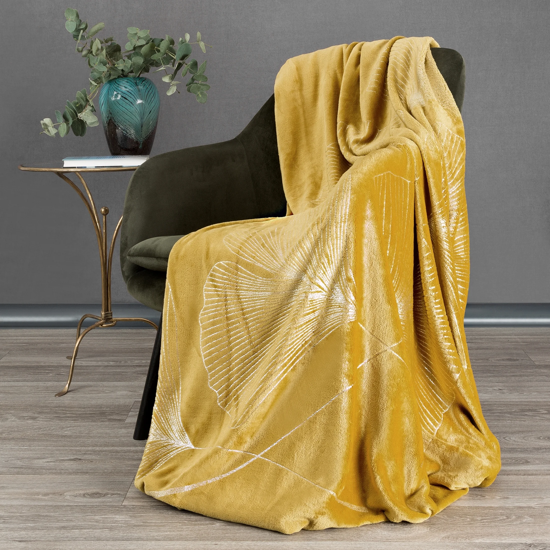 Koc flano 150x200 cm złoty z błyszczącym nadrukiem z motywem liści miłorzębu GINKO1 EUROFIRANY PREMIUM