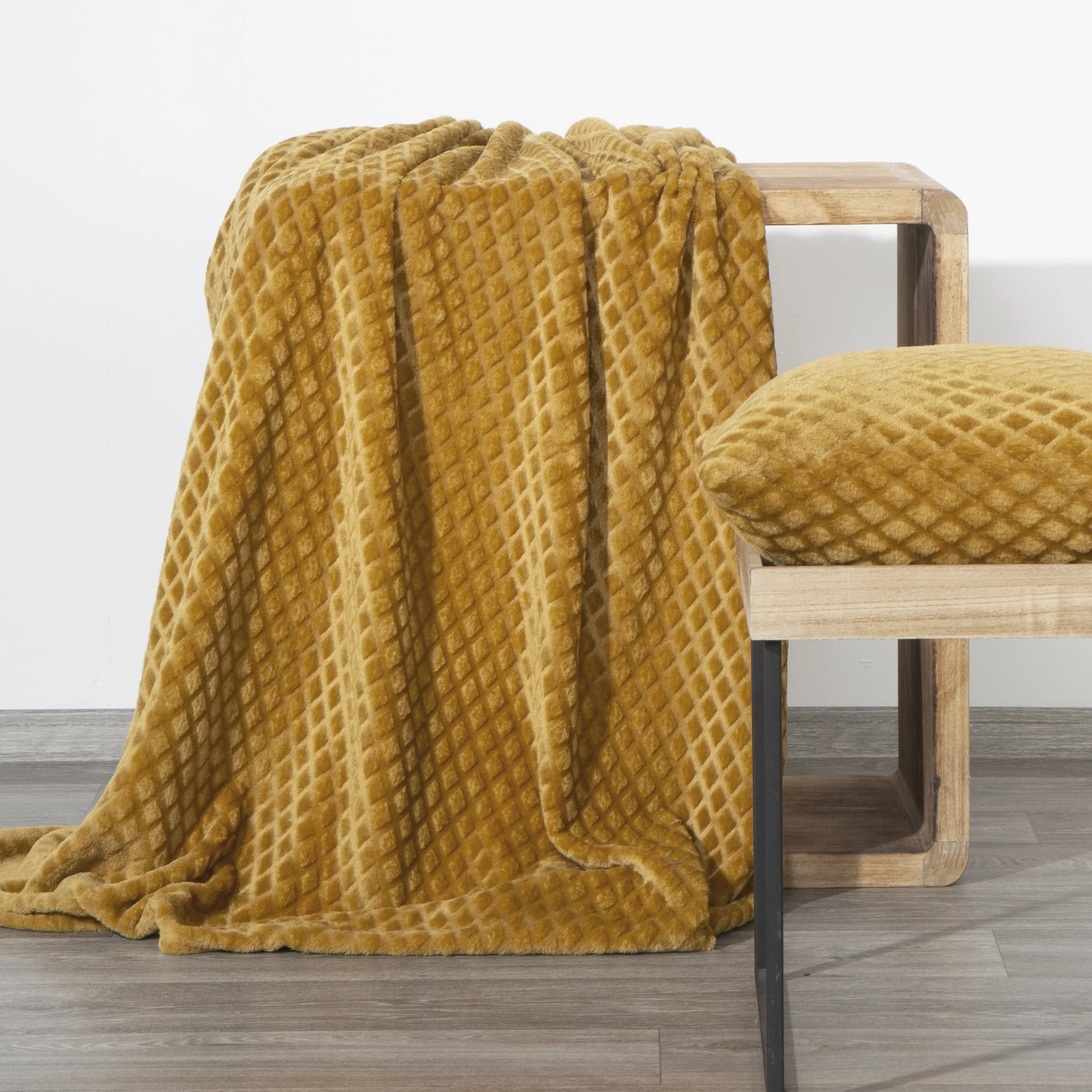 Design 91 Koc BELLA z mikroflano wytłaczany w kratę