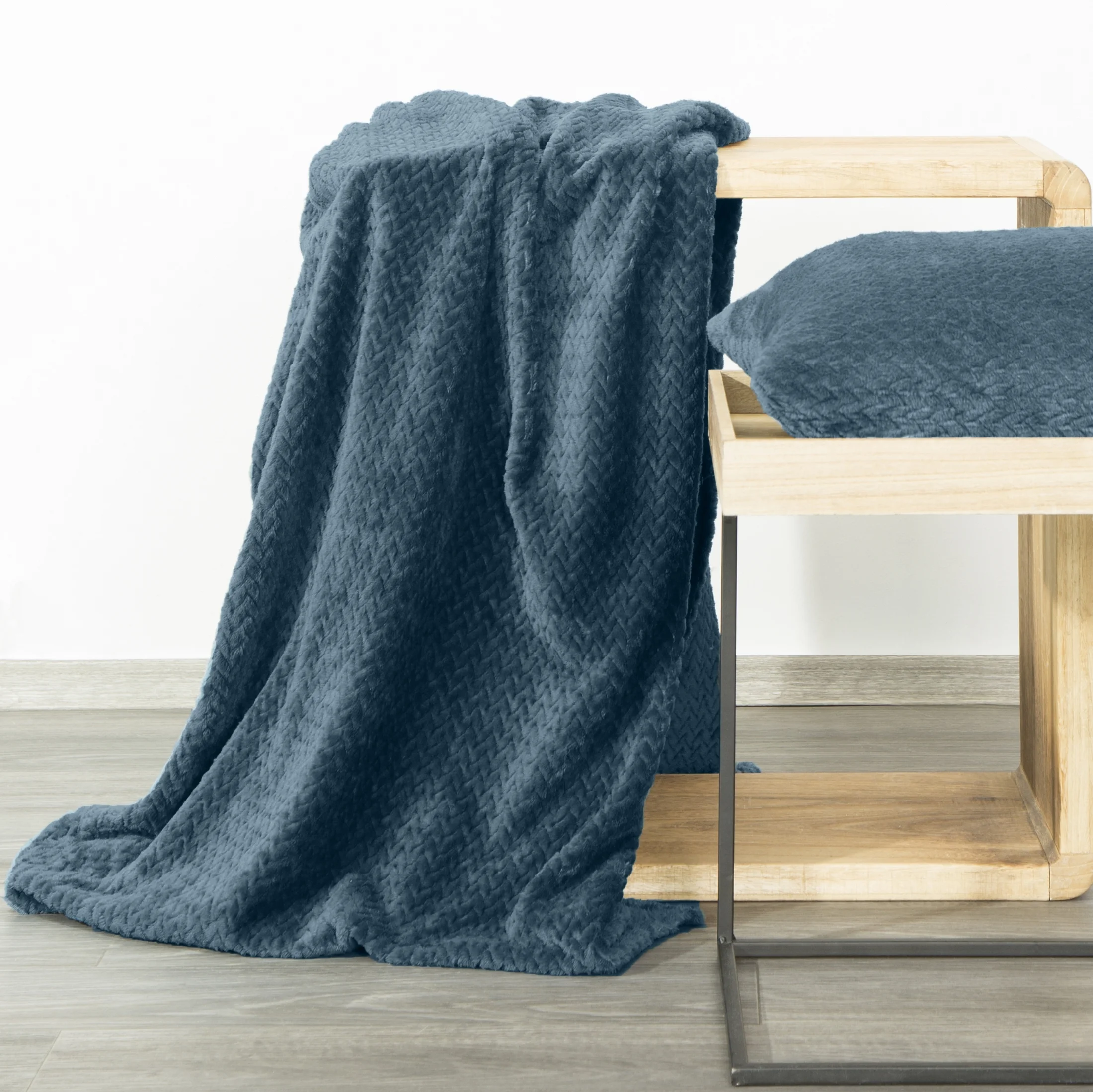 Koc 200x220 cm niebieski miękki w dotyku z wytłaczanym wzorem CINDY 3 DESIGN 91 Eurofirany