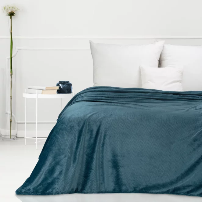 Koc  150x200 cm granatowy miękki w dotyku z wytłaczanym wzorem jodełki CINDY 5 DESIGN 91 Eurofirany