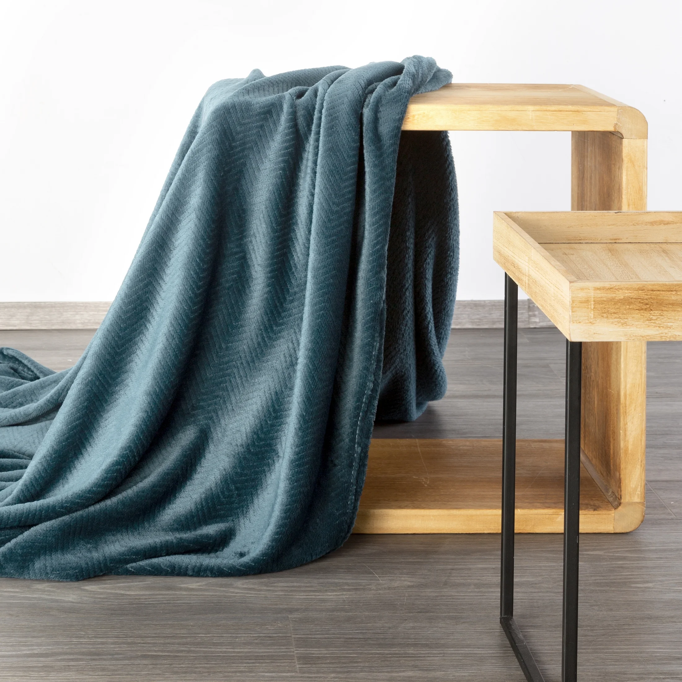 Koc 150x200 cm granatowy miękki w dotyku z wytłaczanym wzorem jodełki CINDY 5 DESIGN 91 Eurofirany