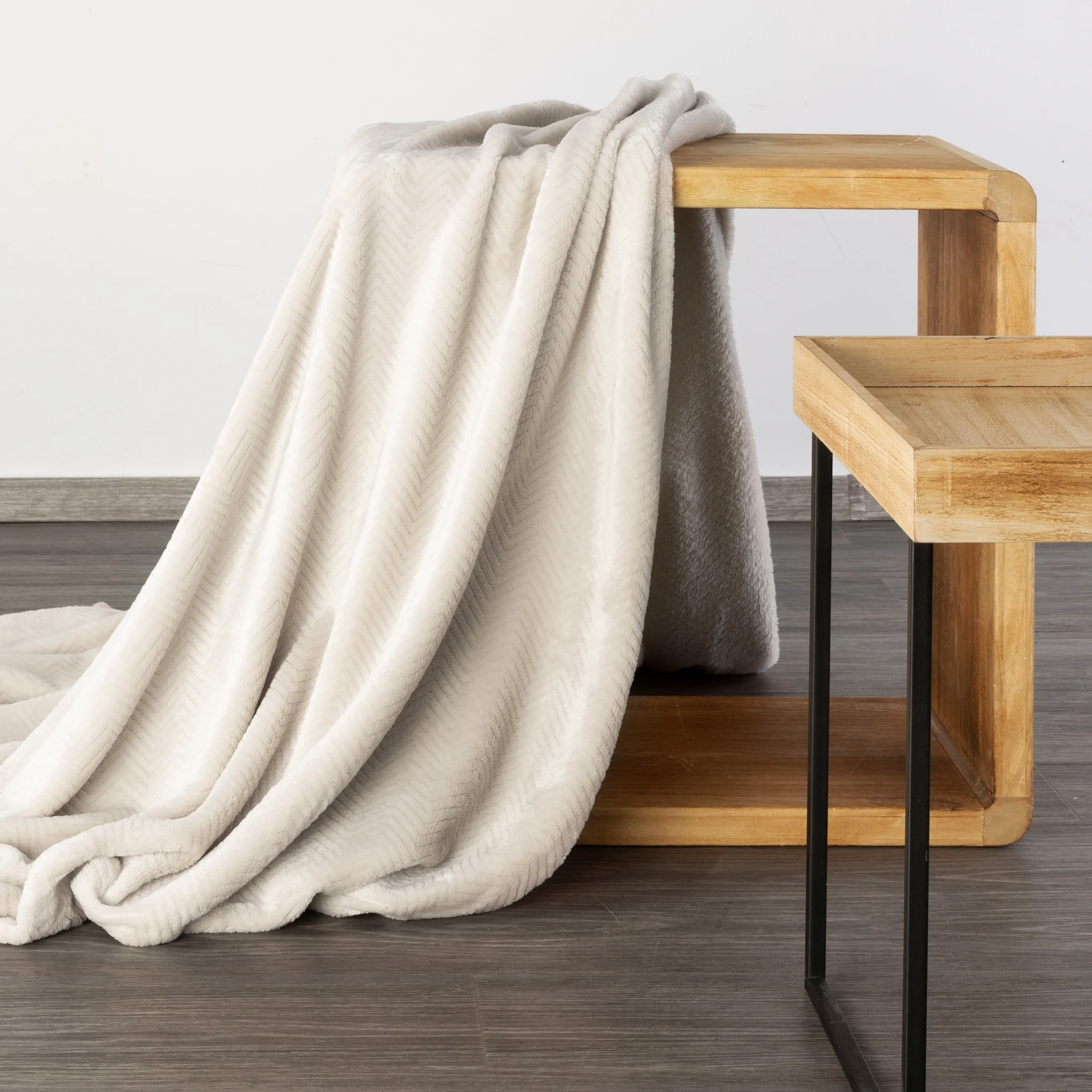 Koc 170x210 cm kremowy miękki w dotyku z wytłaczanym wzorem jodełki CINDY 5 DESIGN 91 Eurofirany