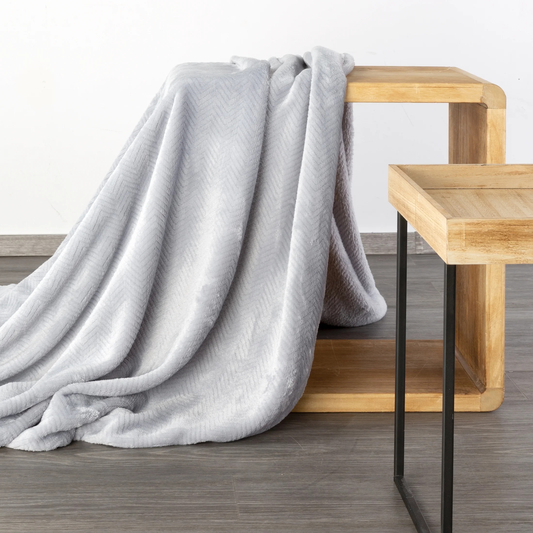 Koc 200x220 cm srebrny miękki w dotyku z wytłaczanym wzorem jodełki CINDY 5 DESIGN 91 Eurofirany