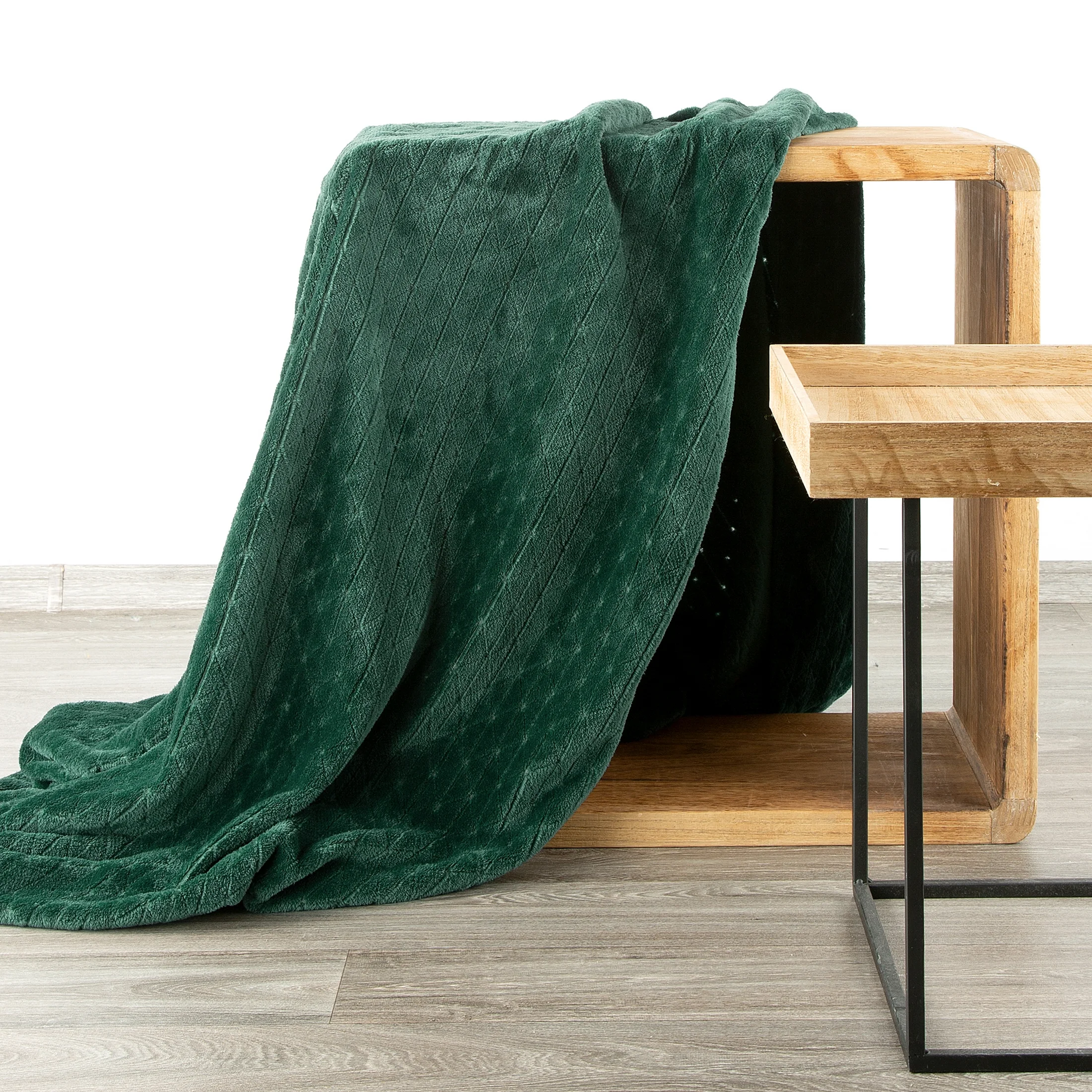 Koc 150x200 cm ciemnozielony miękki w dotyku z wytłaczanym wzorem CINDY 4 DESIGN 91 Eurofirany
