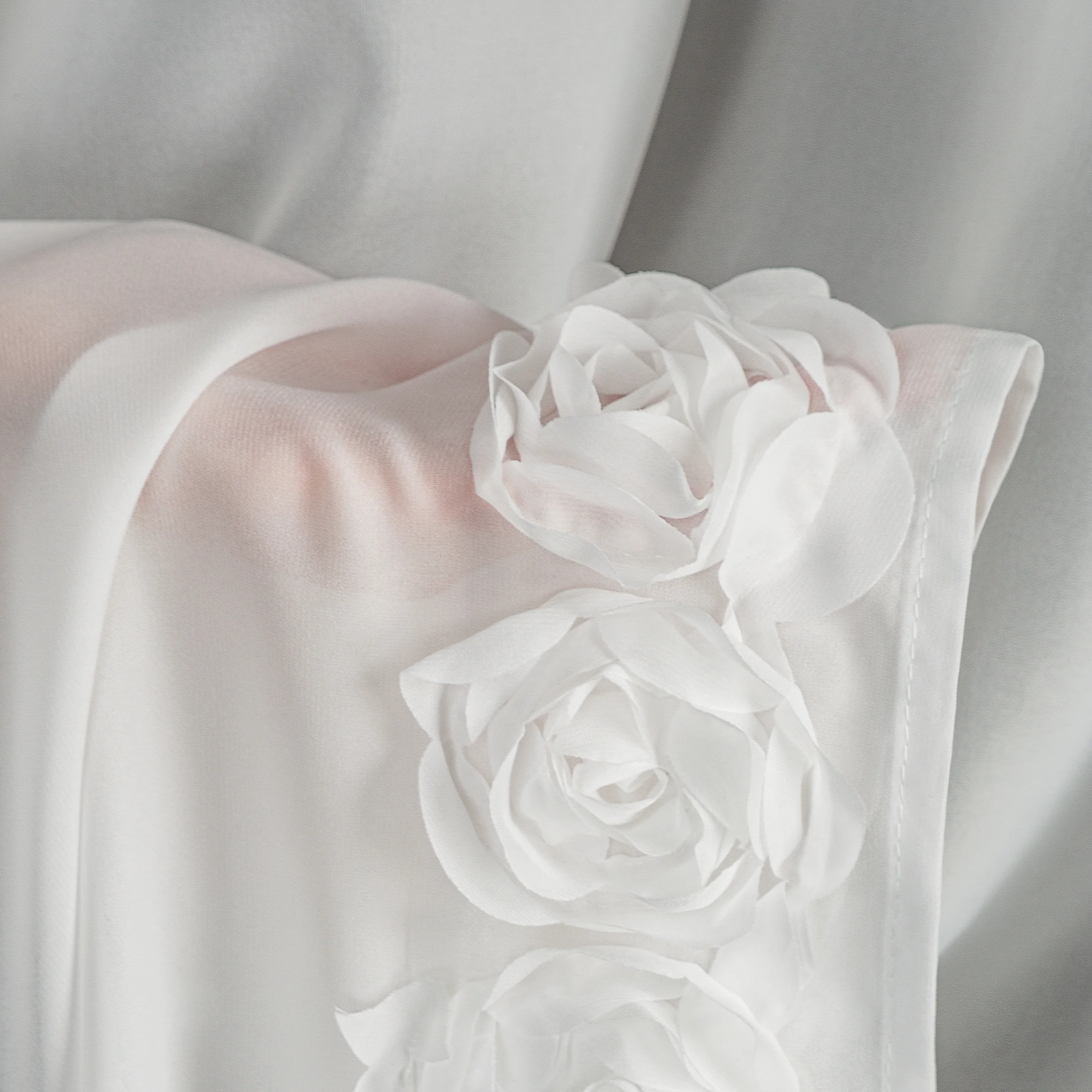 Komplet 2 szt. firan białych z szyfonu zdobiona pasem 3D róż, troczek w zestawie 140x270 cm taśma - ROSES Eva Minge Eurofirany