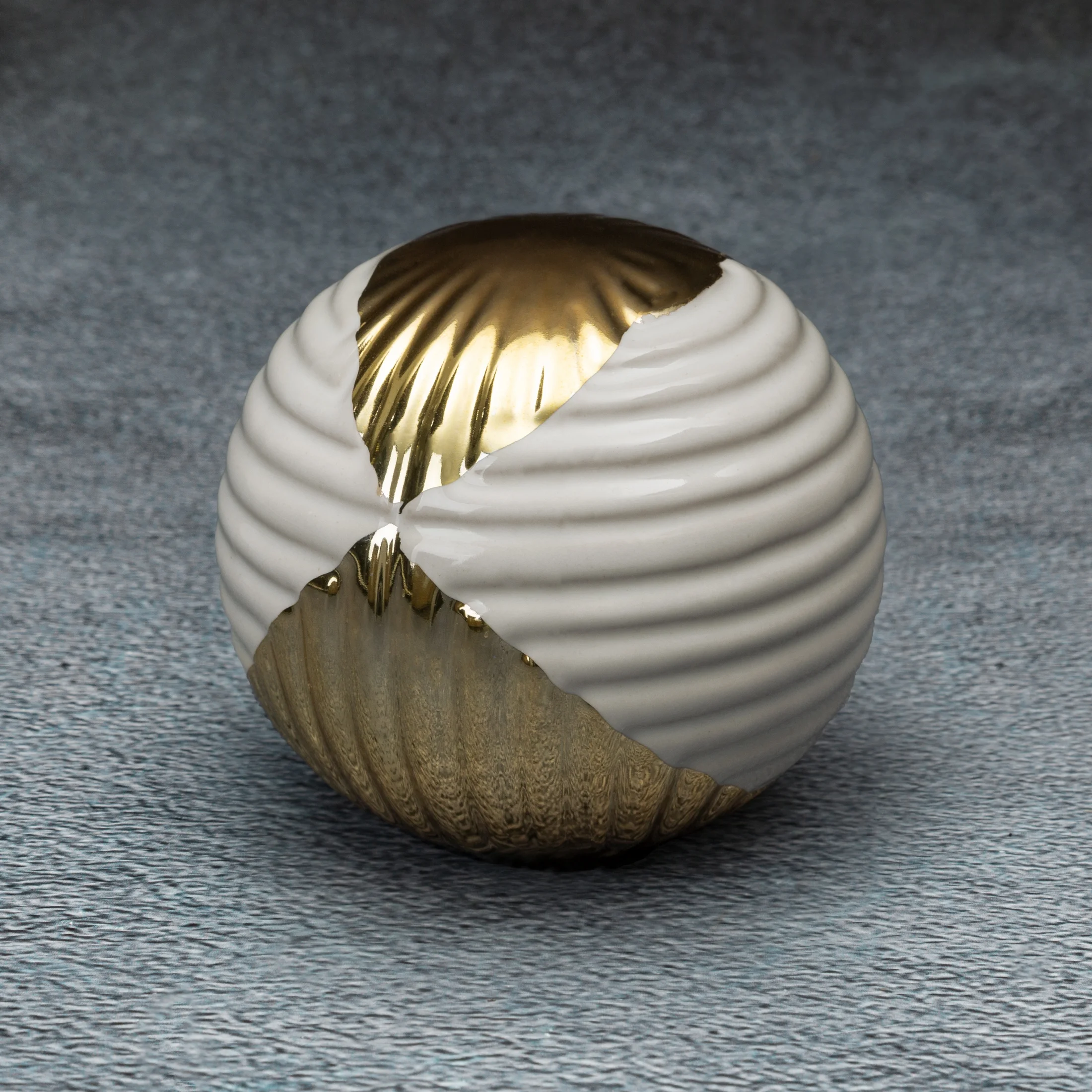 Kula ceramiczna biało-złota z geometrycznym wzorem