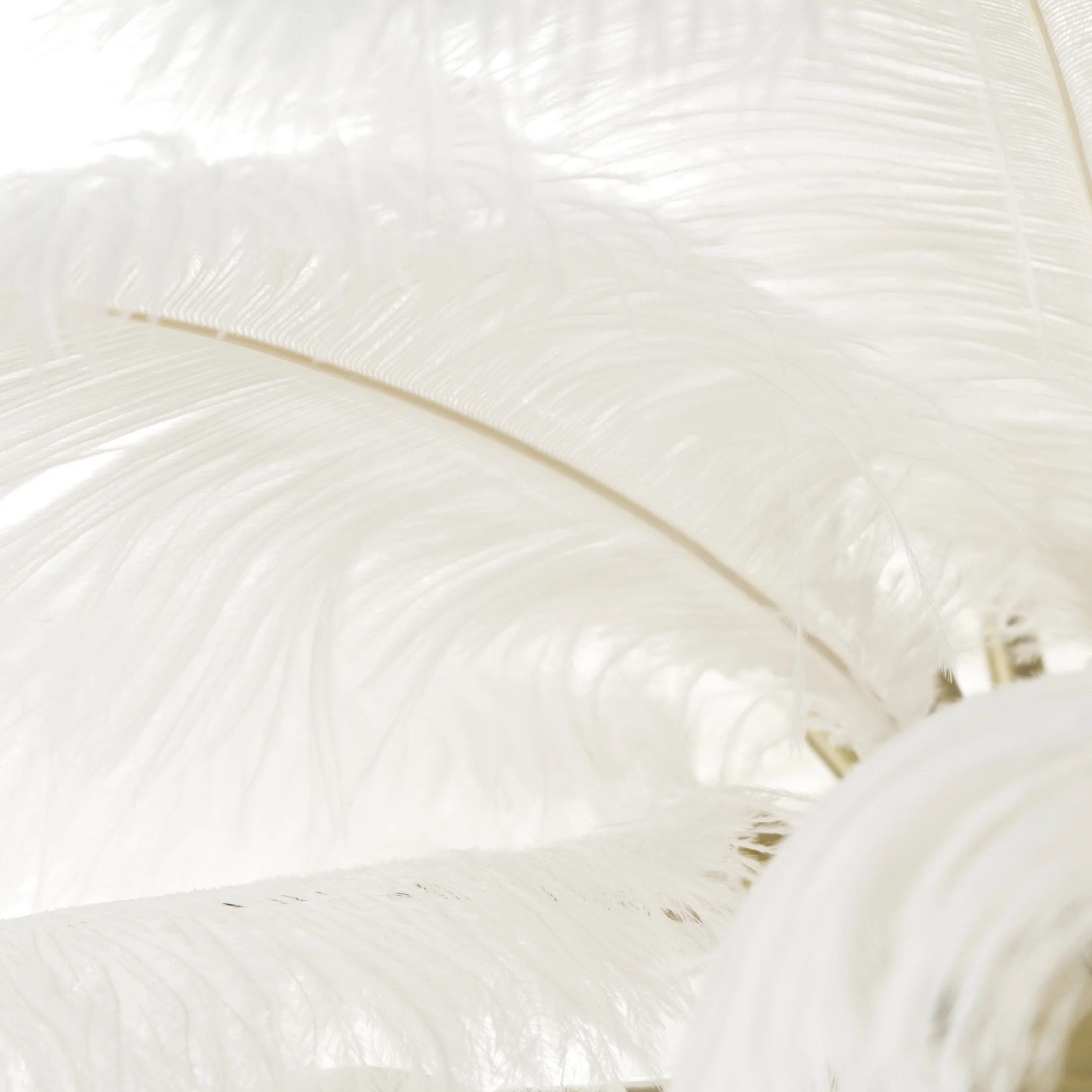 Lampa stojąca do salonu biało, złota na metalowej podstawie z efektownym abażurem z naturalnych strusich piór 95 x 95 x 180 cm FERI Eurofirany