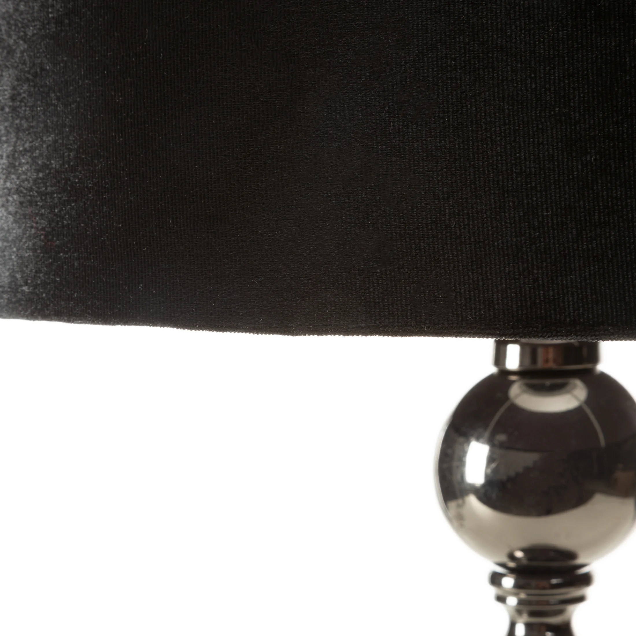 Lampa stołowa do salonu czarno, stalowa AXEL zdobiona designerskim kształtem z welwetowym abażurem Eurofirany
