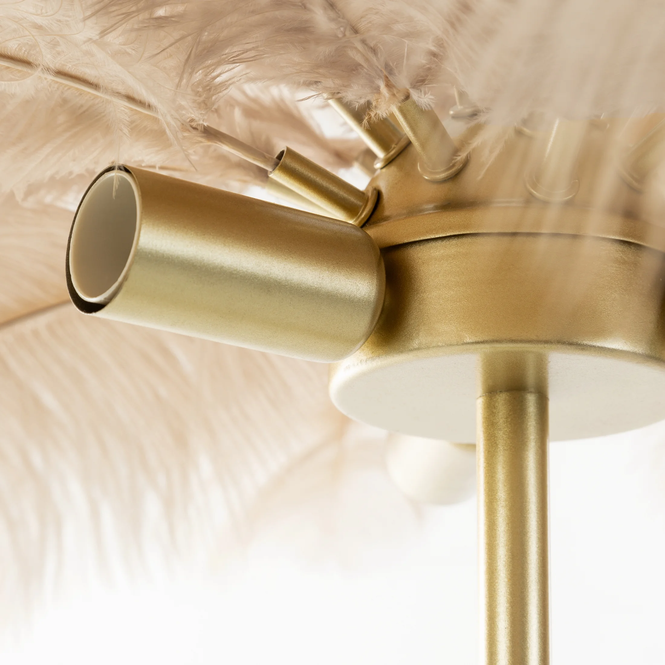 Lampa stojąca do salonu beżowo, szampańska FERI na metalowej podstawie z niezwykle efektownym abażurem z naturalnych strusich piór 65 x 65 x 68 cm FER