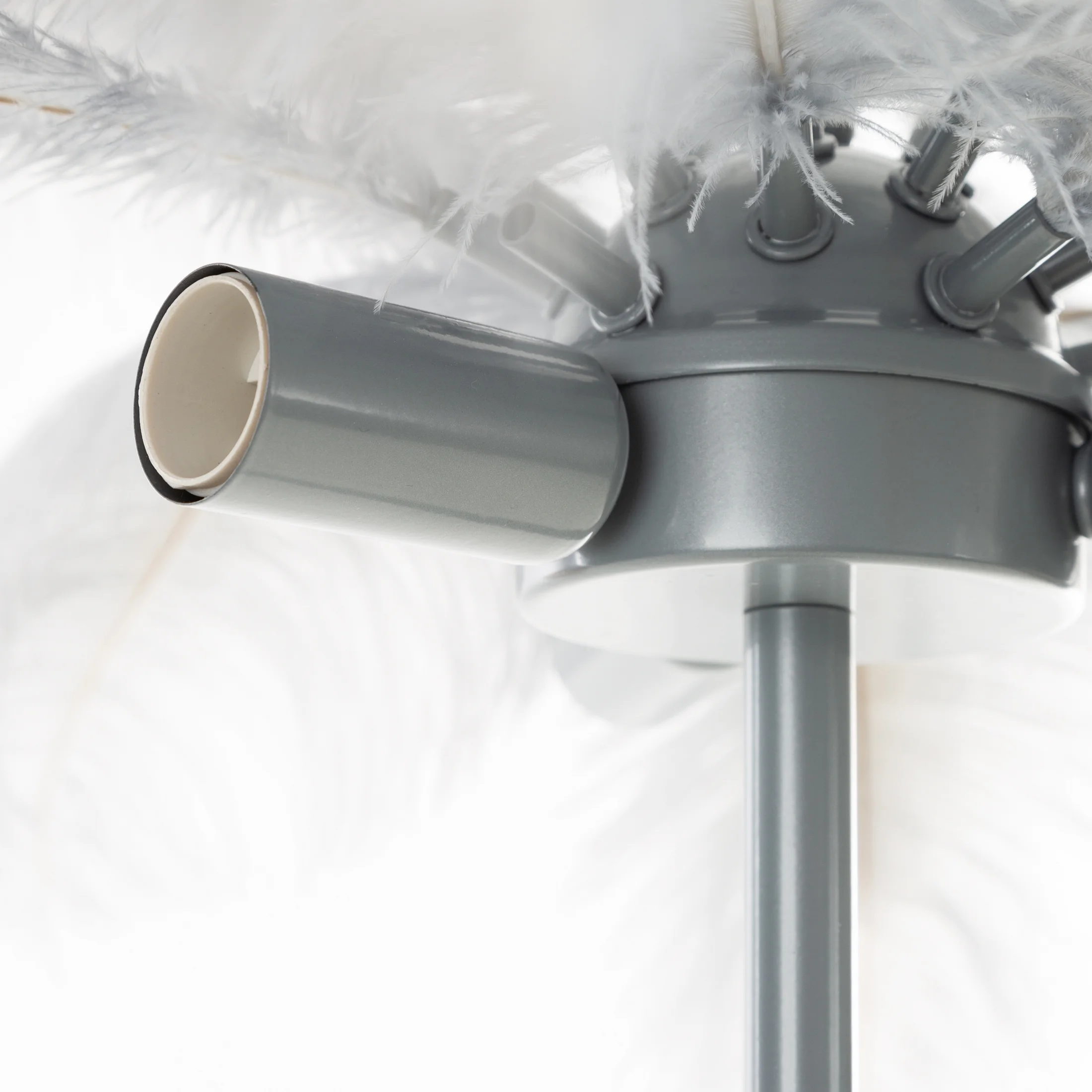 Lampa stojąca do salonu srebrna FERI na metalowej podstawie z niezwykle efektownym abażurem z naturalnych strusich piór 65 x 65 x 68 cm FERI Eurofira