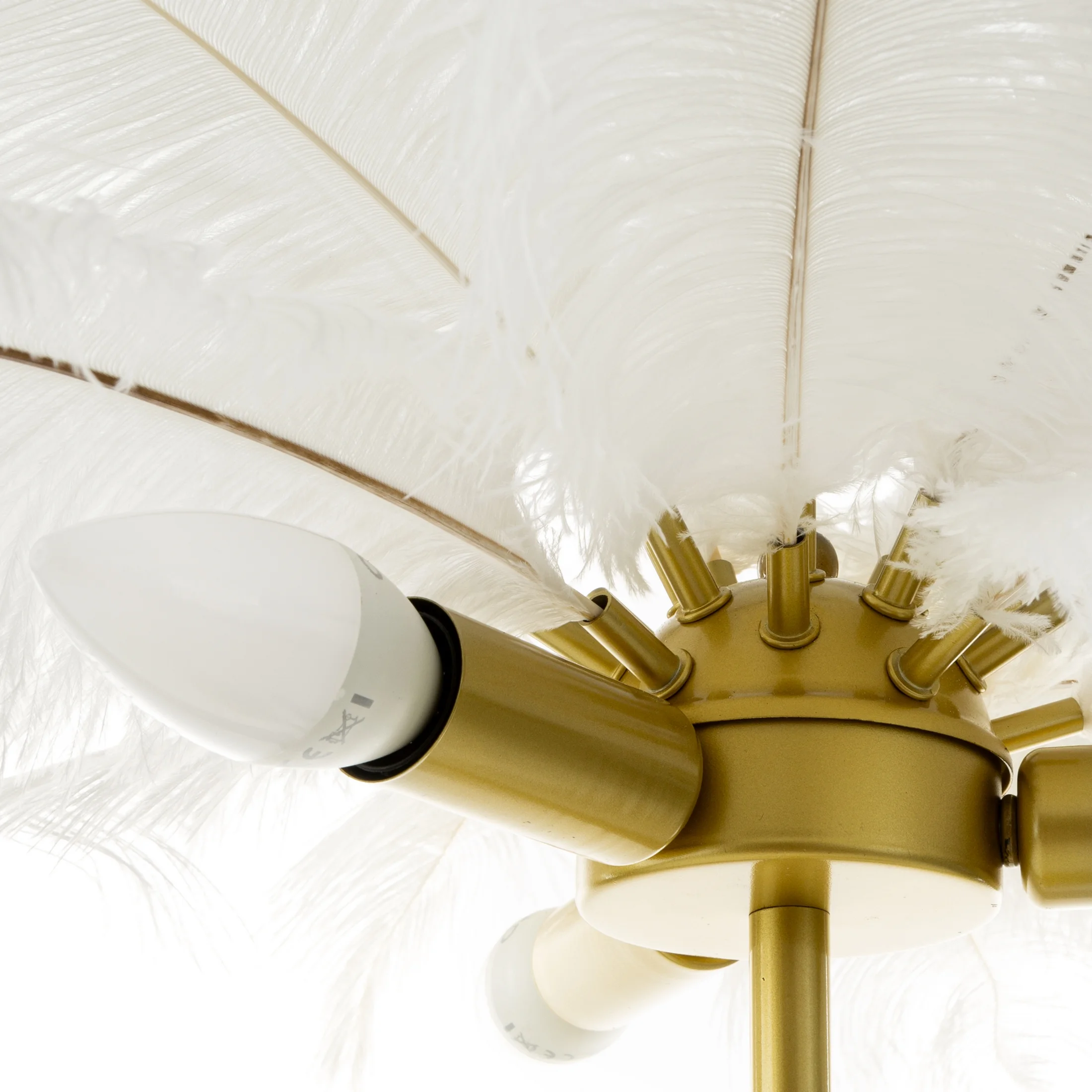 Lampa stołowa do salonu biało, złota na metalowej podstawie z niezwykle efektownym abażurem z naturalnych strusich piór 65 x 65 x 68 cm FERI Eurofiran
