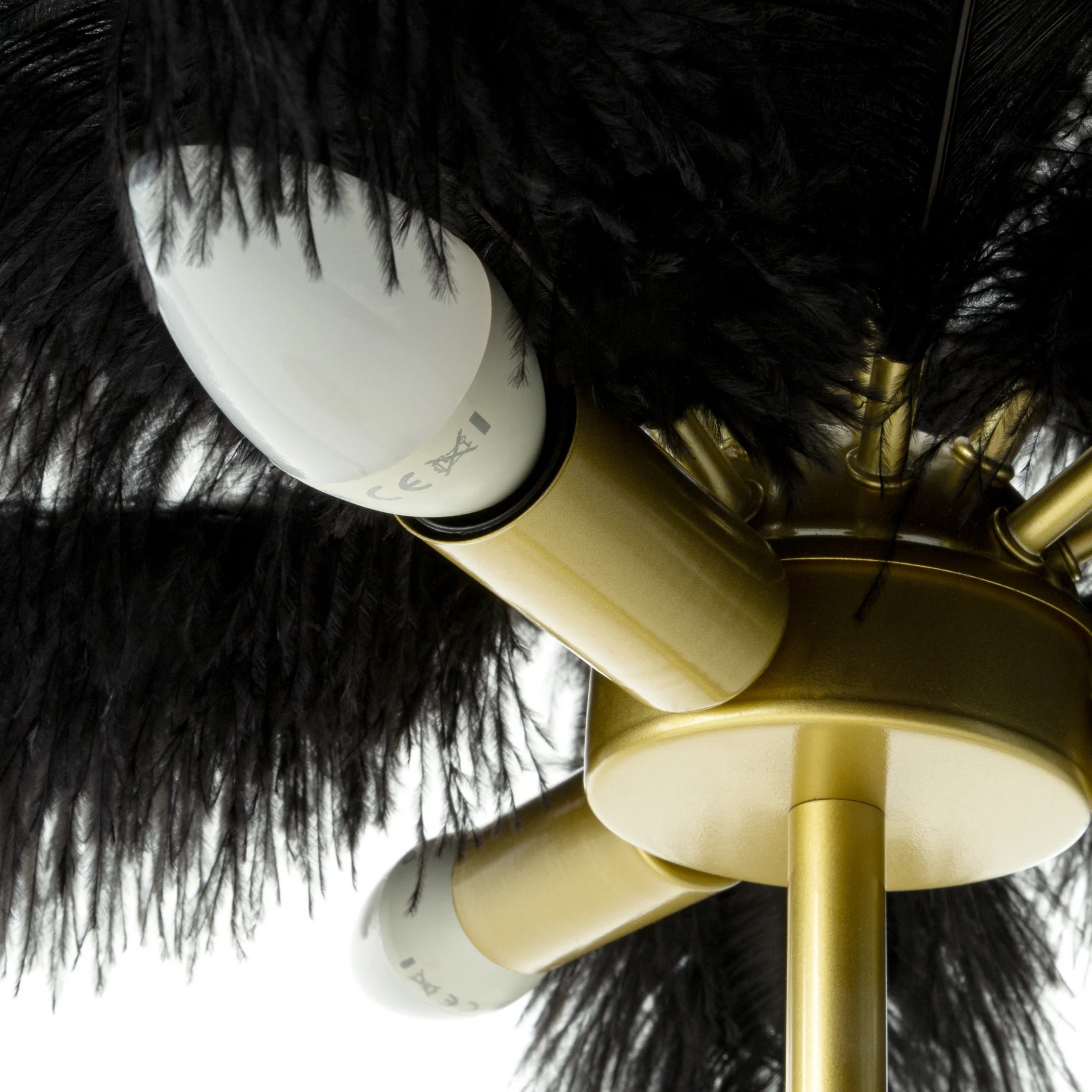 Lampa stołowa do salonu czarno, złota na metalowej podstawie z niezwykle efektownym abażurem z naturalnych strusich piór 65 x 65 x 68 cm FERI Eurofira
