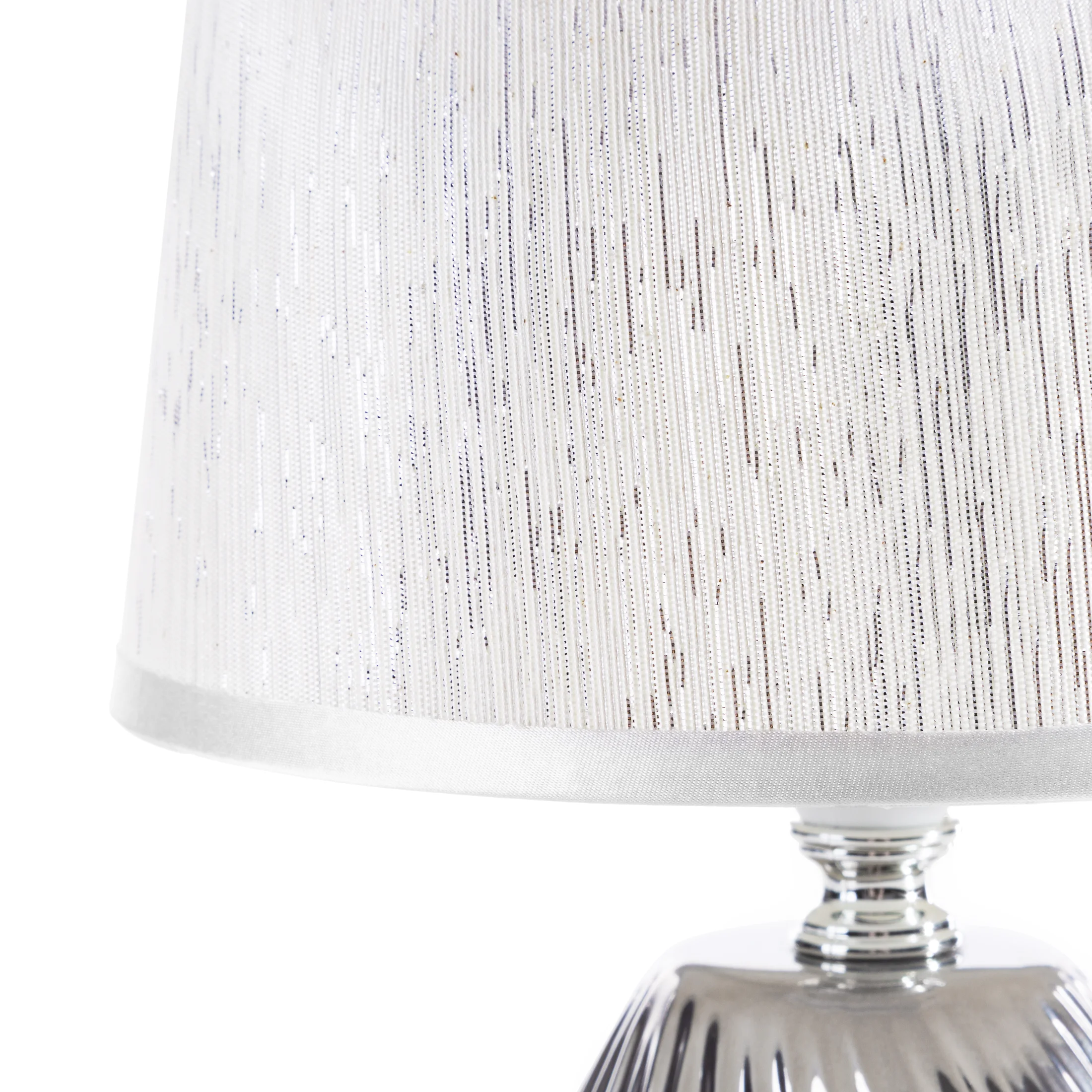 Lampka ceramiczna srebrna zdobiona wytłaczanym wzorem 18x18x31 cm JOLIE Eurofirany