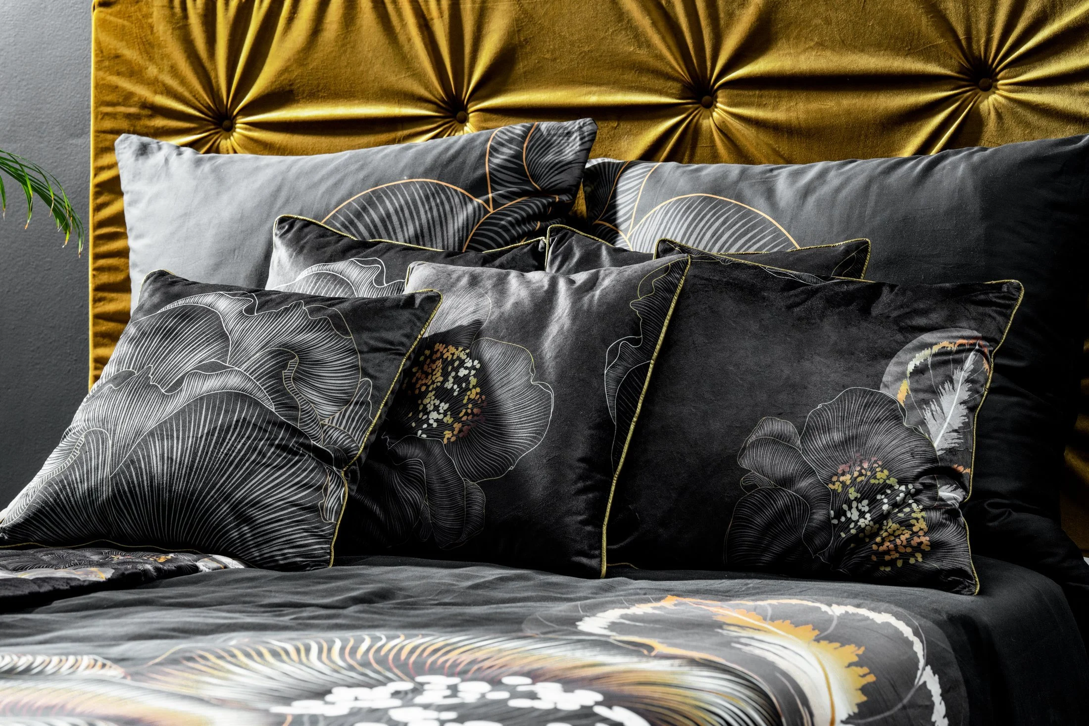 PEONIA 3 poszewka dekoracyjna z miękkiego welwetu Limited Collection Eurofirany