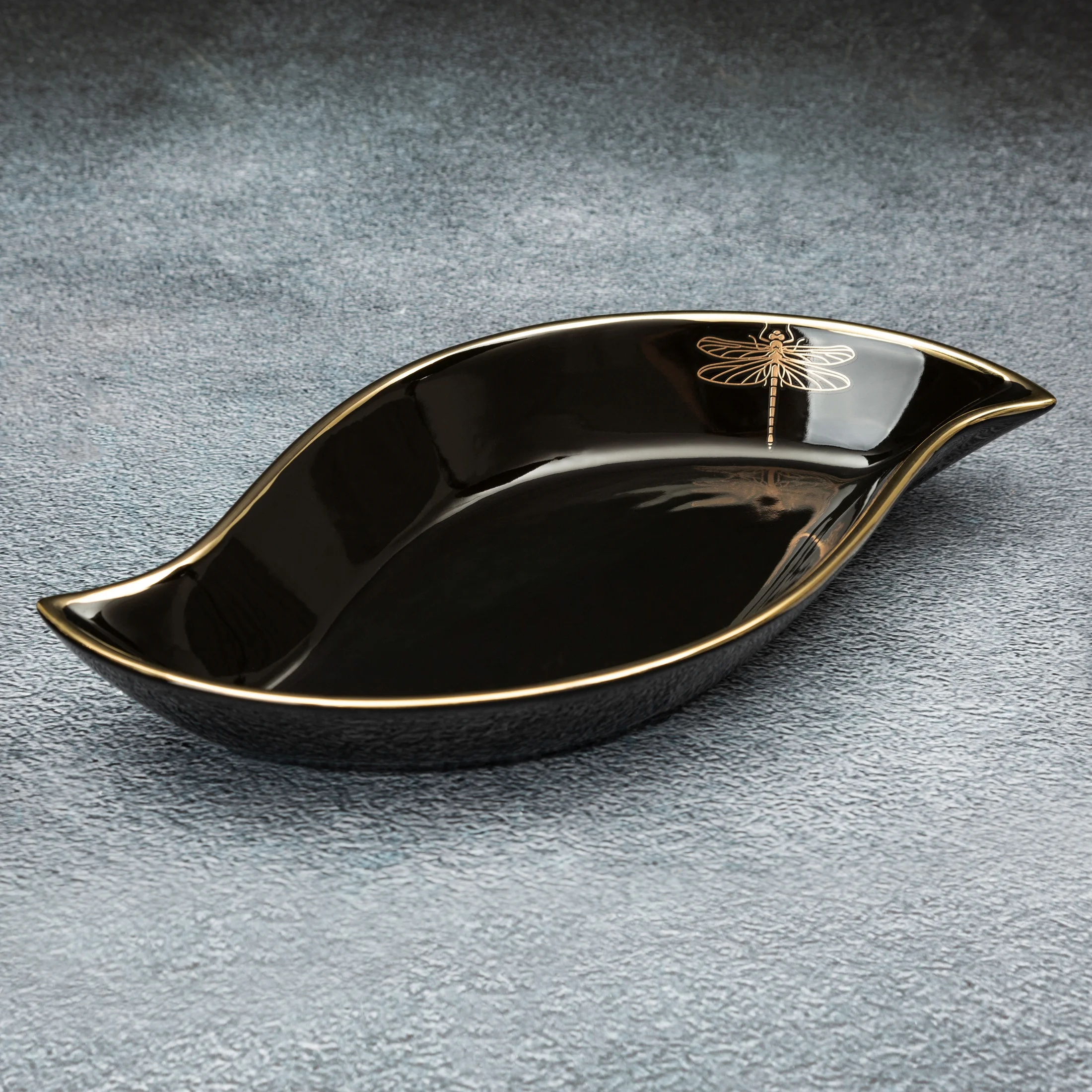 Patera ceramiczna dekoracyjna czarno-złota z nadrukiem złotej ważki 31x17x5 cm Eurofirany