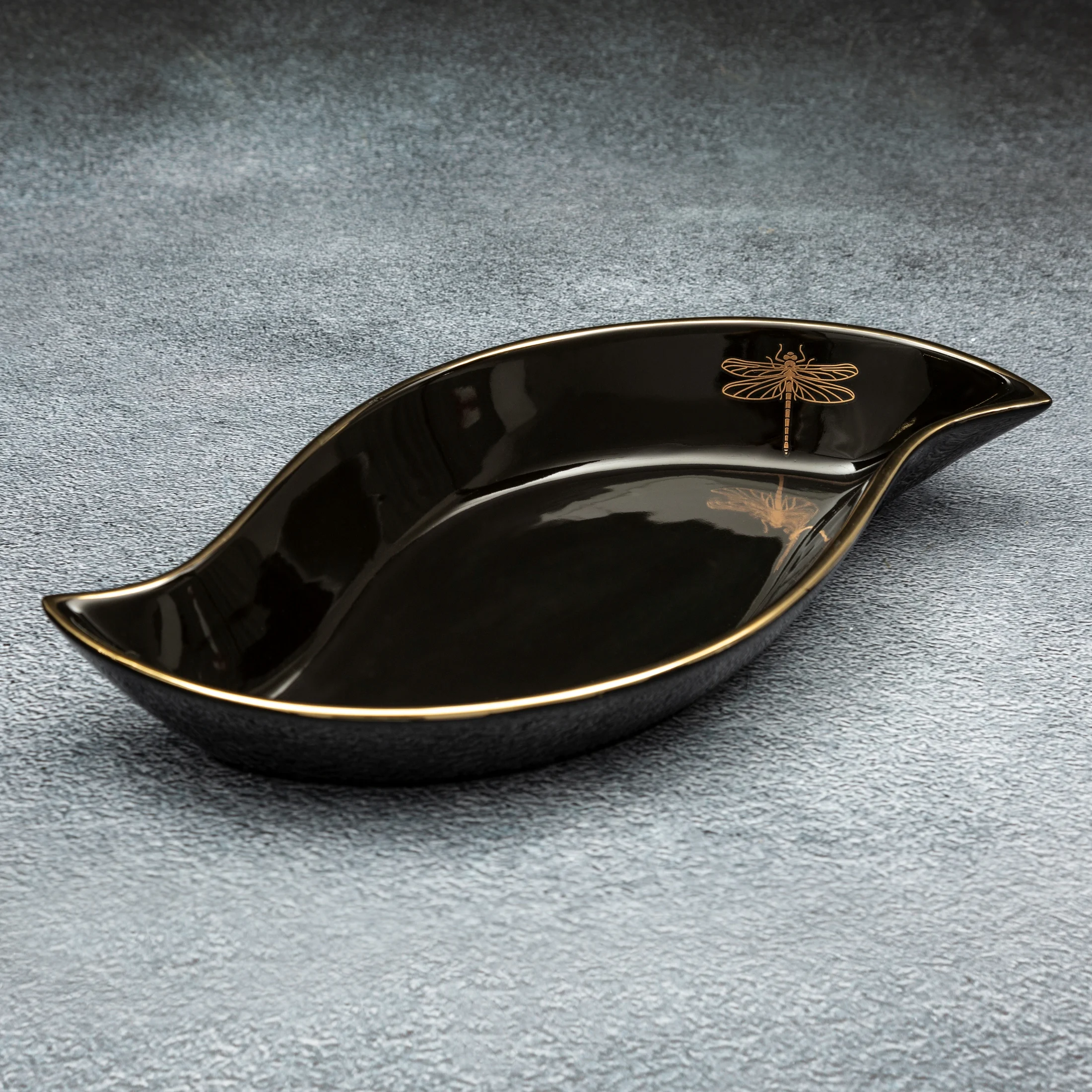 Patera ceramiczna dekoracyjna czarno-złota z nadrukiem złotej ważki 36x18x5 cm Eurofirany