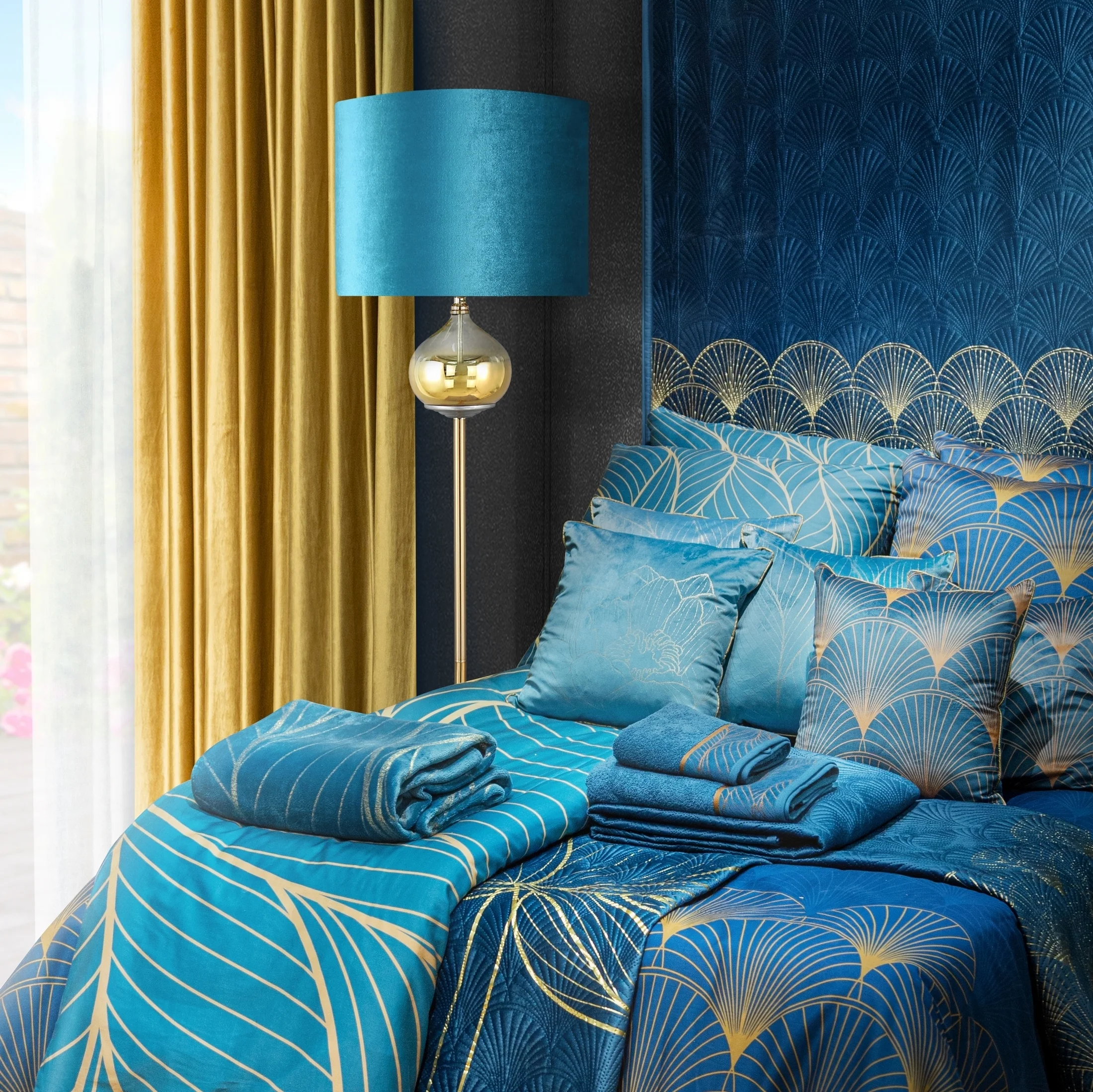 Lampa stojąca do pokoju turkusowo, złota ze szklaną ozdobą z efektem ombre i welwetowym abażurem 43 x 157 cm LOTOS LIMITED COLLECTION Eurofirany