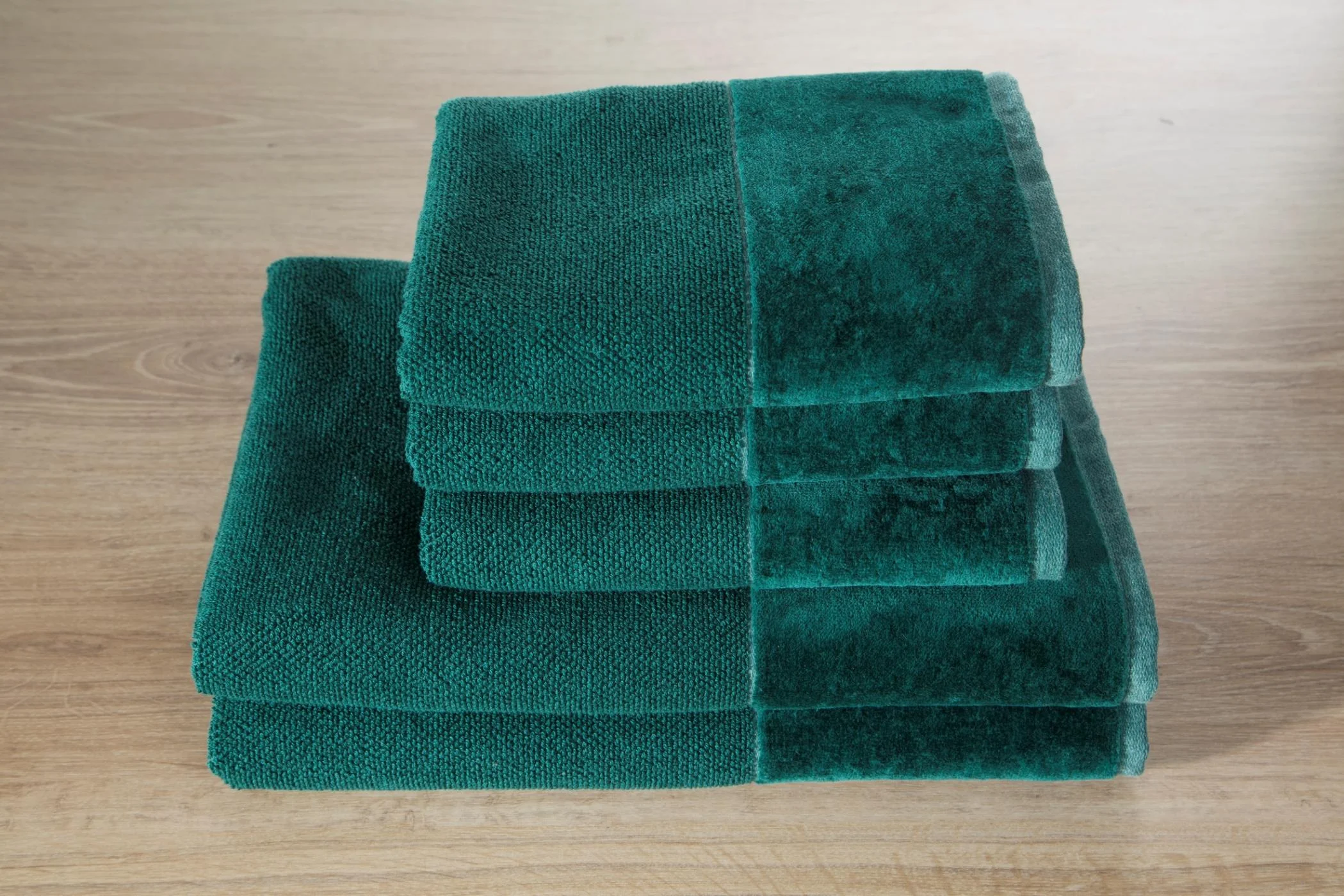 Ręcznik kąpielowy 70x140 cm bawełniany kolor butelkowy zielony z bordiurą z weluru 500 g/m2 LUCY Eurofirany