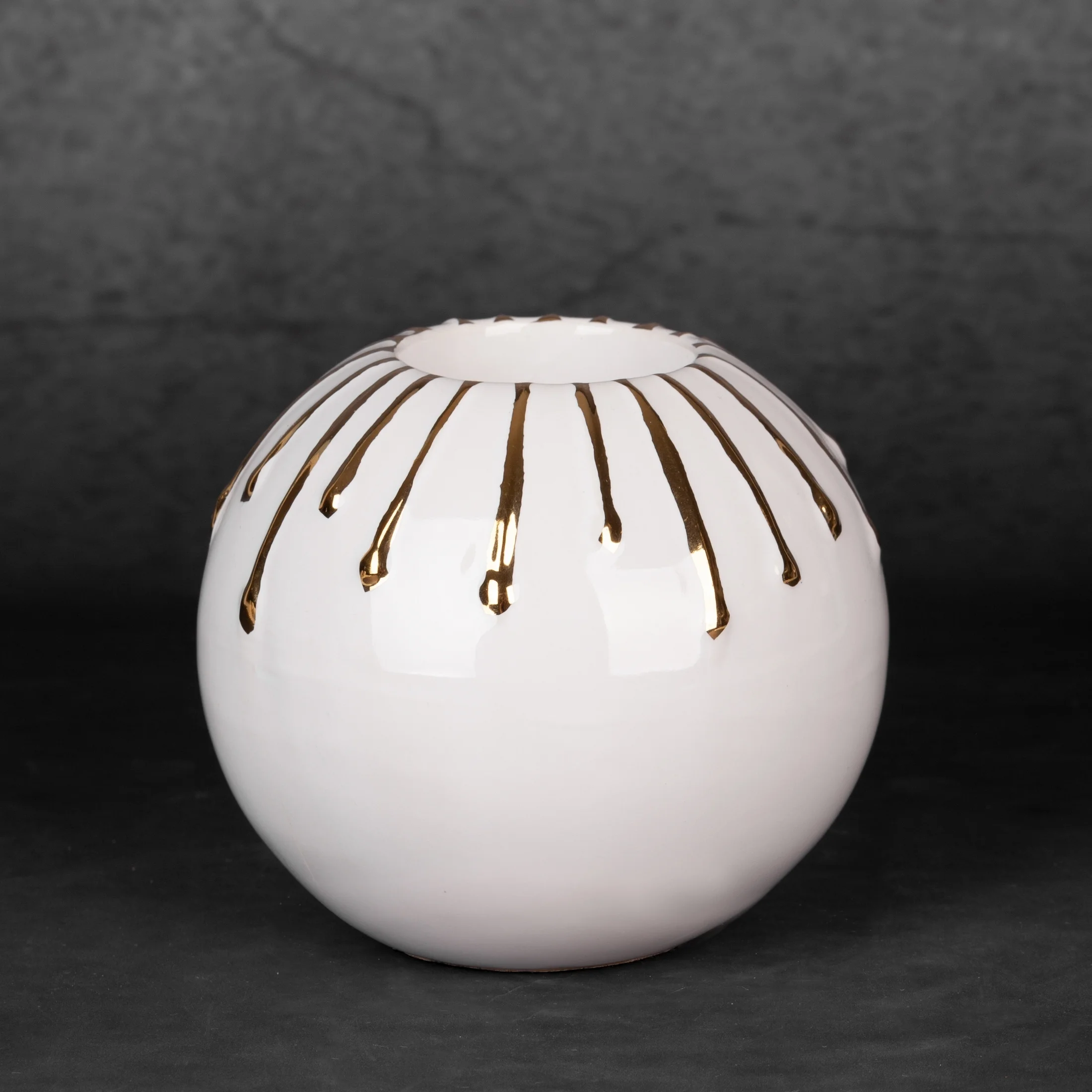 LUIS BIAŁY CERAMICZNY ŚWIECZNIK KULA Z EFEKTEM ZŁOTYCH KROPEL 10x9 cm EUROFIRANY