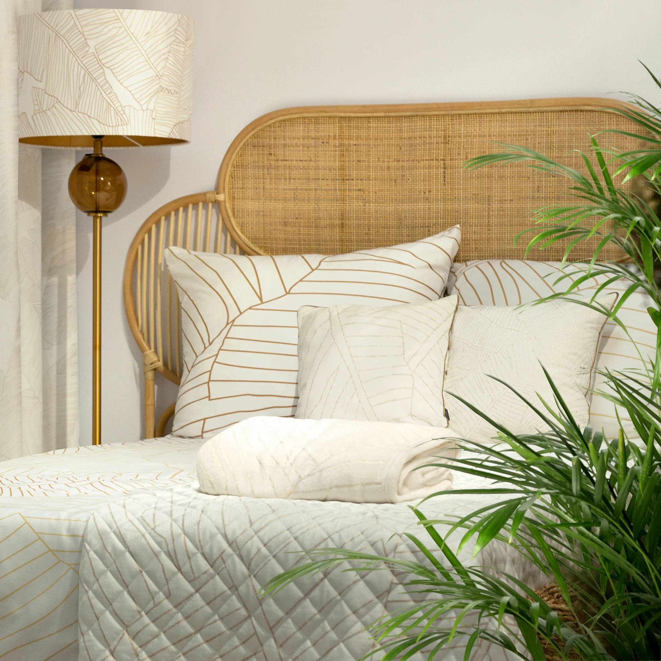 Lampa stojąca biało-złota LUNA 2 z welwetowym abażurem i szklaną podstawą Limited Collection Eurofirany