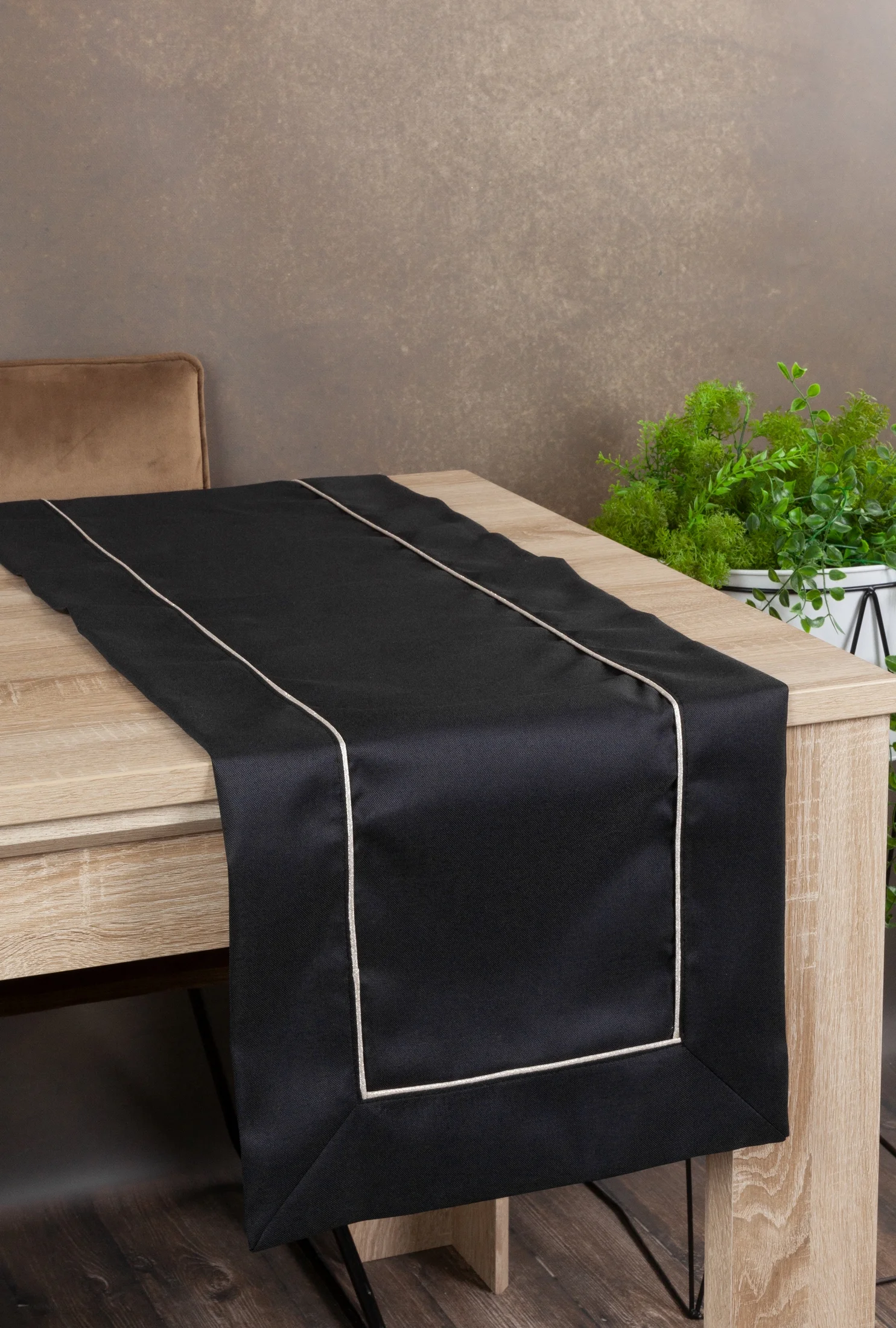 Bieżnik na stół czarny 40x200 cm MADELE z ozdobną listwą oraz delikatną jasnozłotą wypustką w eleganckim opakowaniu