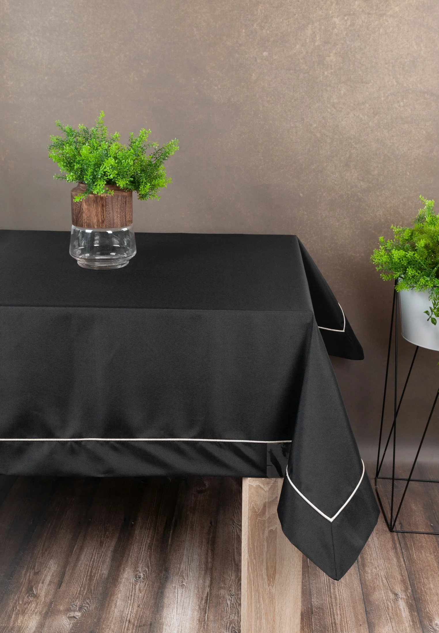 Obrus czarny 145x280 cm MADELE z ozdobną listwą oraz delikatną jasnozłotą wypustką w eleganckim opakowaniu MADELE