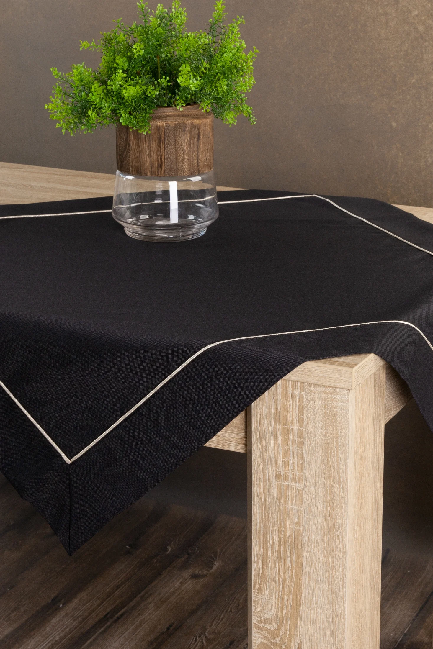 Bieżnik na stół czarny 85x85 cm MADELE z ozdobną listwą oraz delikatną jasnozłotą wypustką w eleganckim opakowaniu
