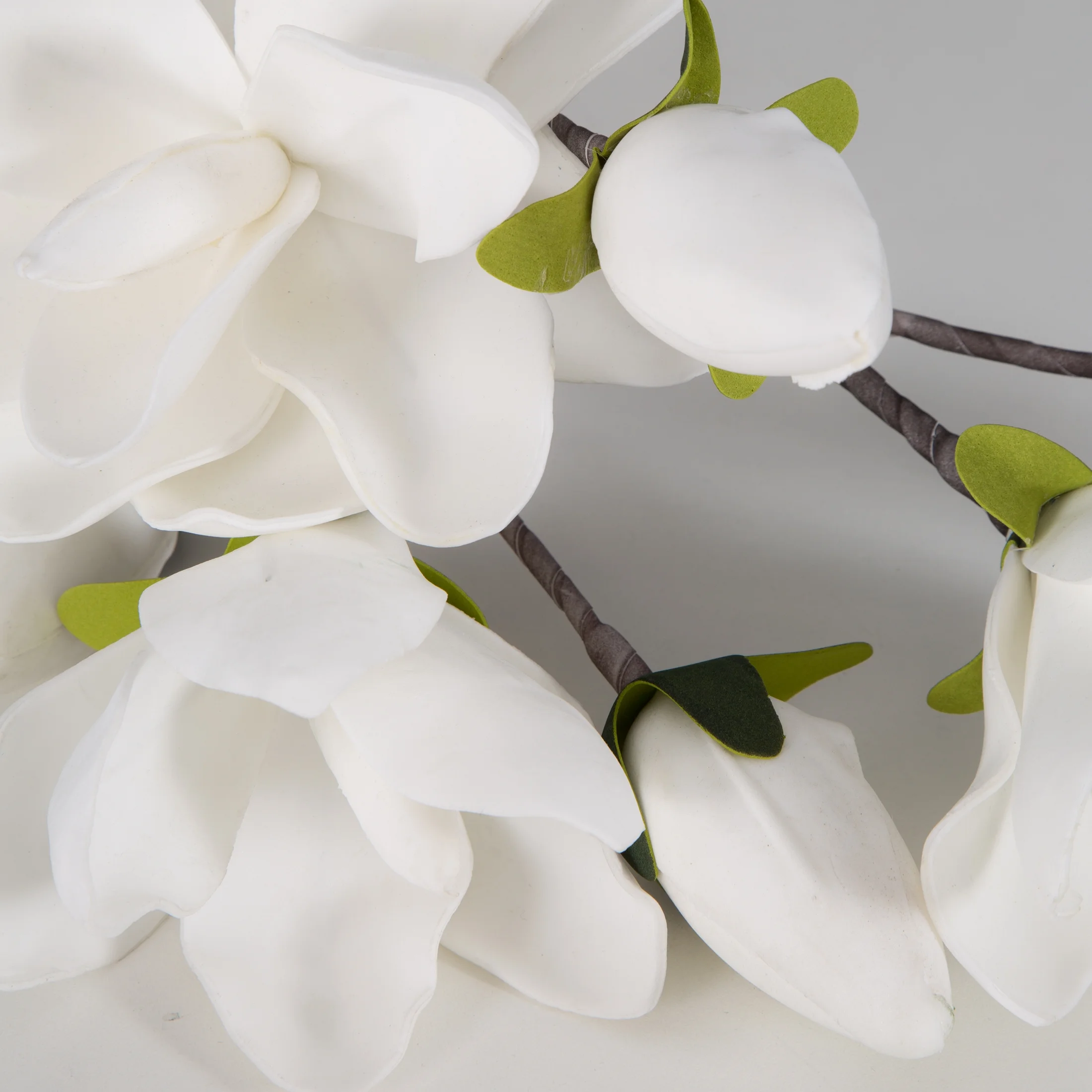 Kwiat sztuczny magnolii biały z plastycznej pianki foamiran 59 cm