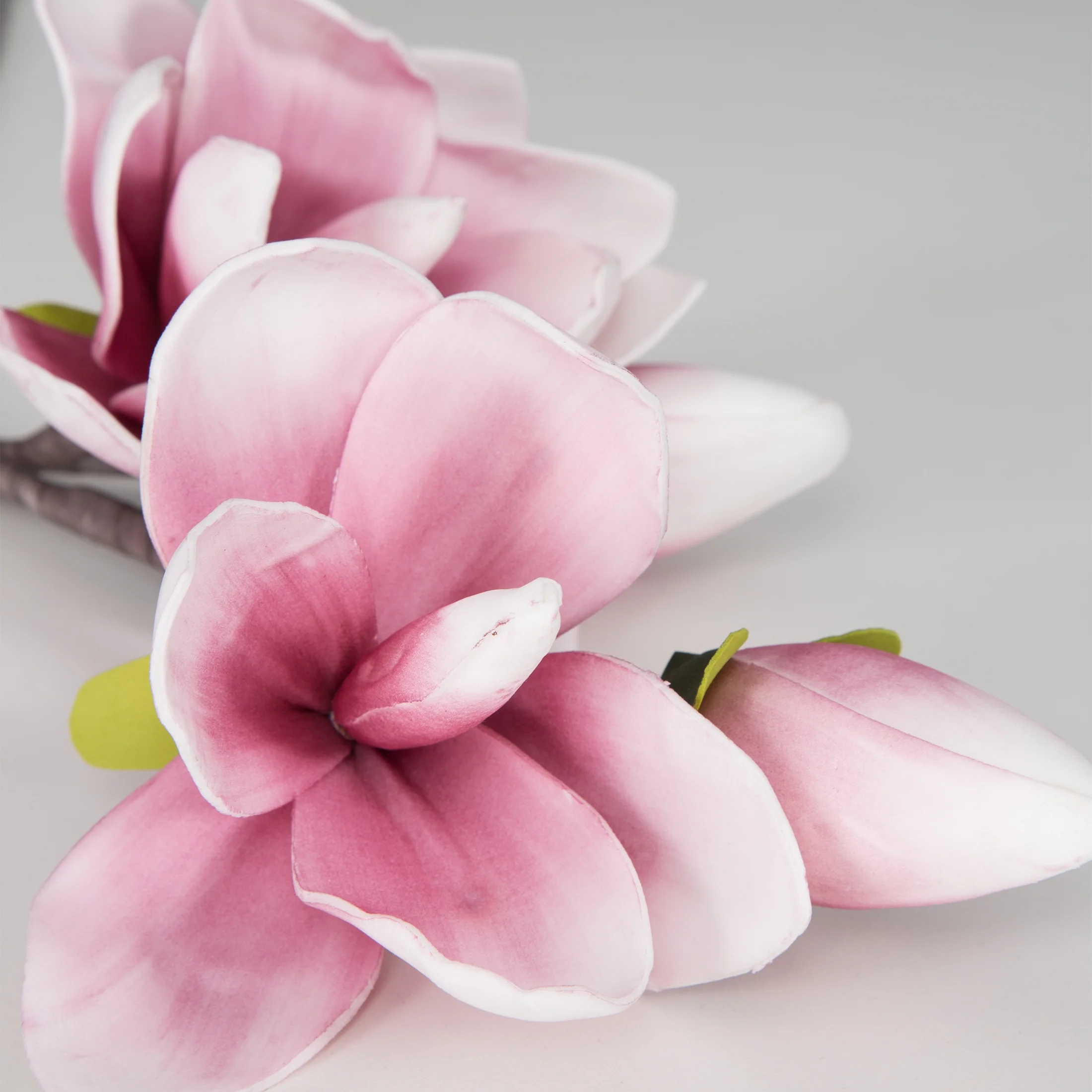 Kwiat sztuczny magnolii biało, różowy z pianki foamirian 59 cm