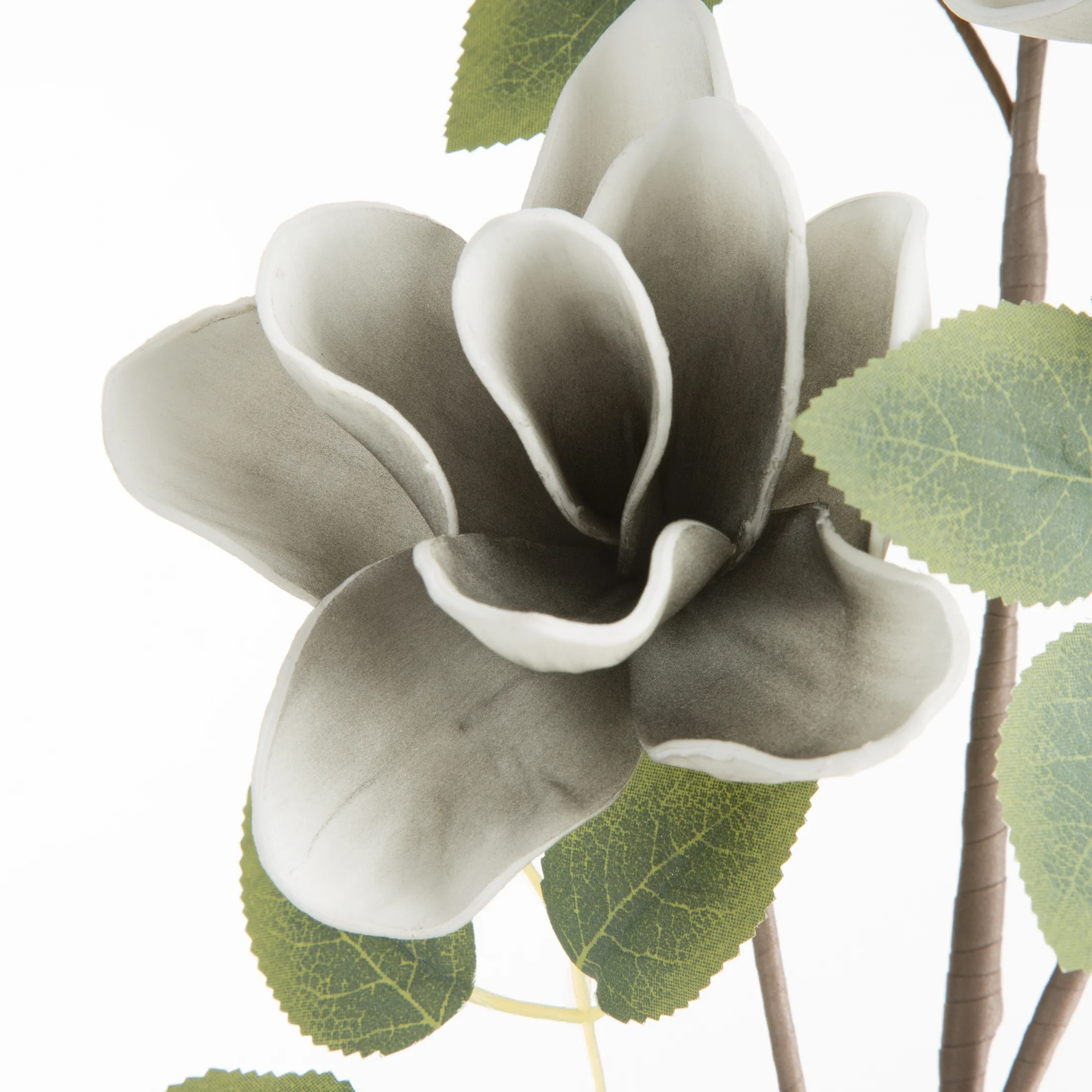 Kwiat sztuczny magnolii popielaty z plastycznej pianki foamirian 68 cm