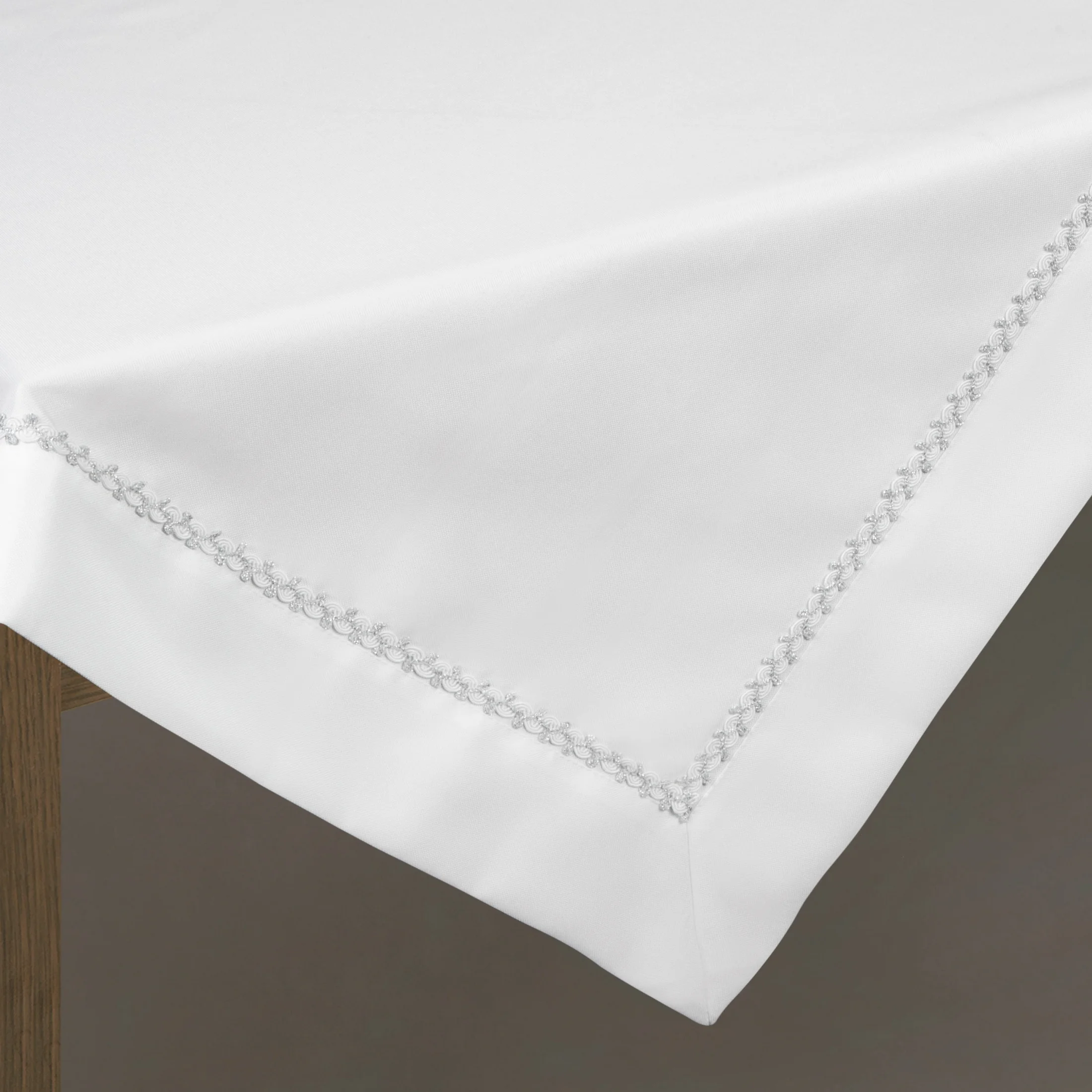 MELI BIAŁY OBRUS ZDOBIONY LAMÓWKĄ ZE SREBRNYM AKCENTEM 85x85 cm EUROFIRANY