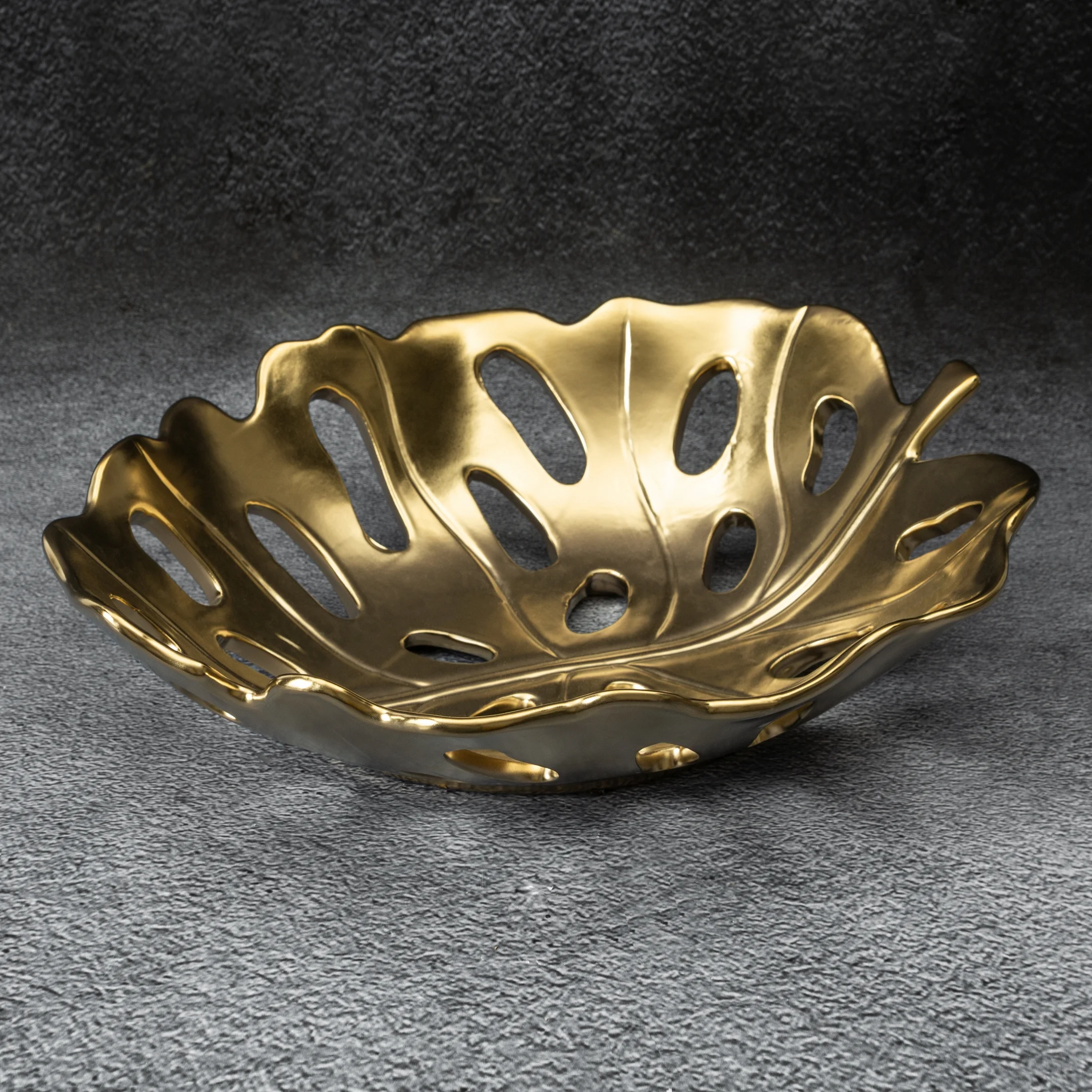 Patera ceramiczna dekoracyjna czarno-złota w kształcie liścia monstery 37x30x10 cm MIRA Eurofirany