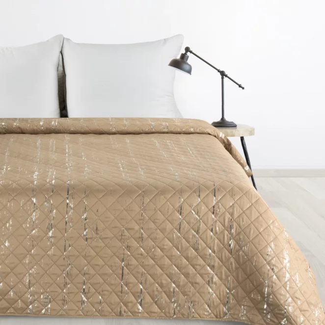 Narzuta beżowo, srebrna 200x220 cm zdobiona przecieranym wzorem i pikowana metodą hot press BLINK 1 DESIGN 91 Eurofirany